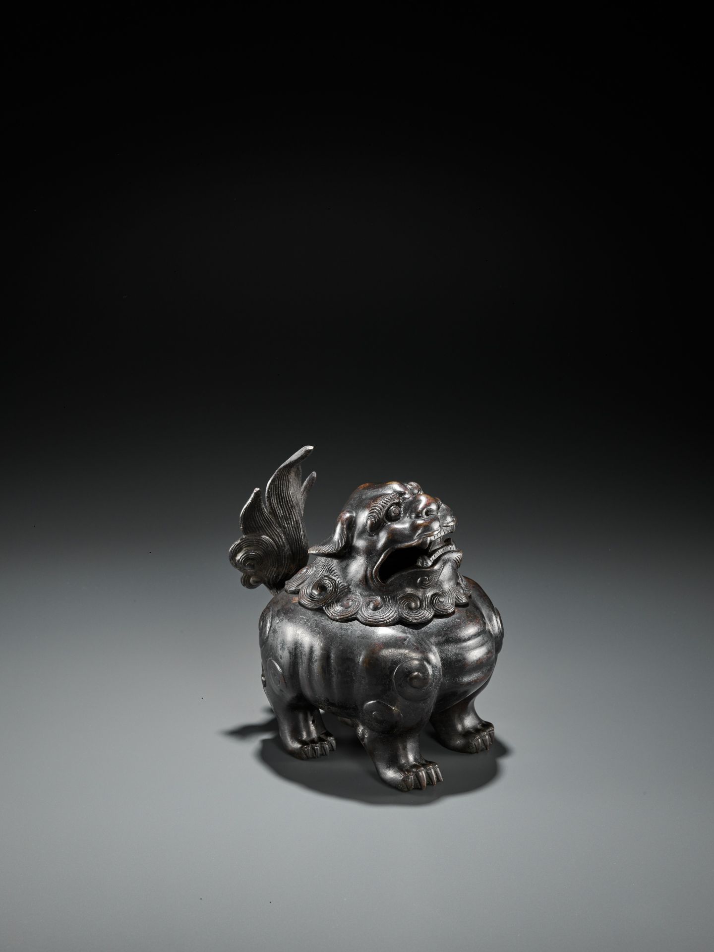 A BRONZE 'BUDDHIST LION' CENSER AND COVER, QING DYNASTY - Bild 3 aus 16