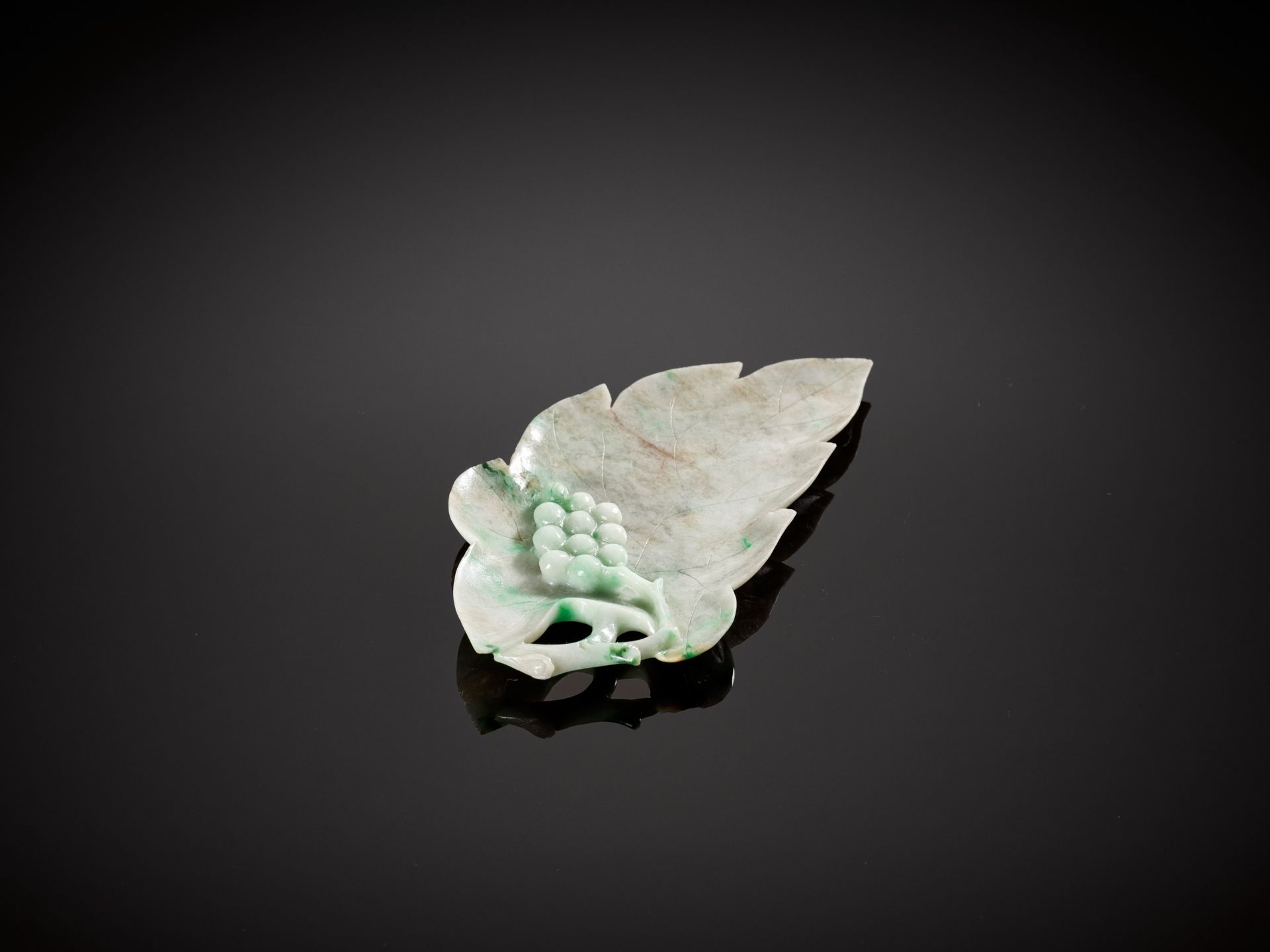 A JADEITE 'LEAF AND GRAPES' BRUSH WASHER, LATE QING TO REPUBLIC PERIOD - Bild 6 aus 10