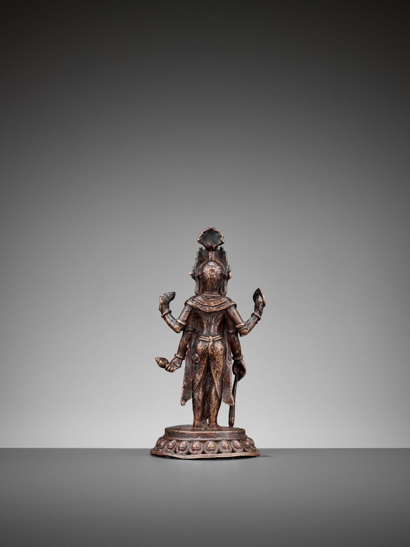 A BRONZE FIGURE OF VISHNU, 17TH-18TH CENTURY - Bild 9 aus 11