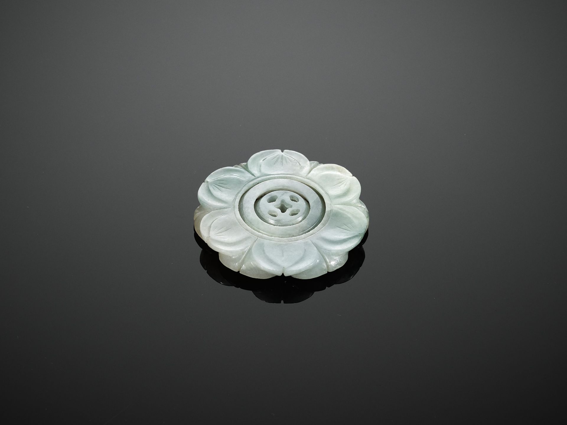 AN INTERLOCKING CELADON JADE LOTUS PENDANT, QING DYNASTY - Bild 8 aus 8