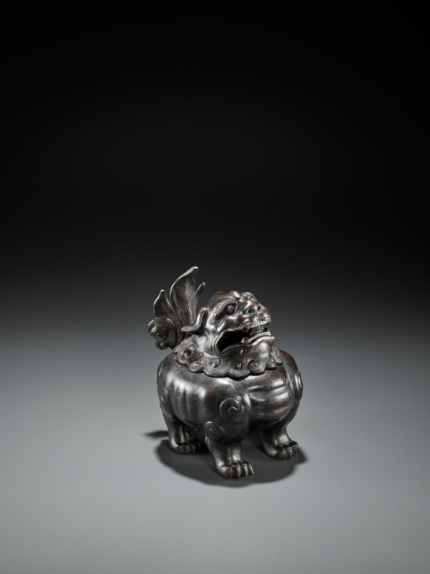 A BRONZE 'BUDDHIST LION' CENSER AND COVER, QING DYNASTY - Bild 2 aus 16