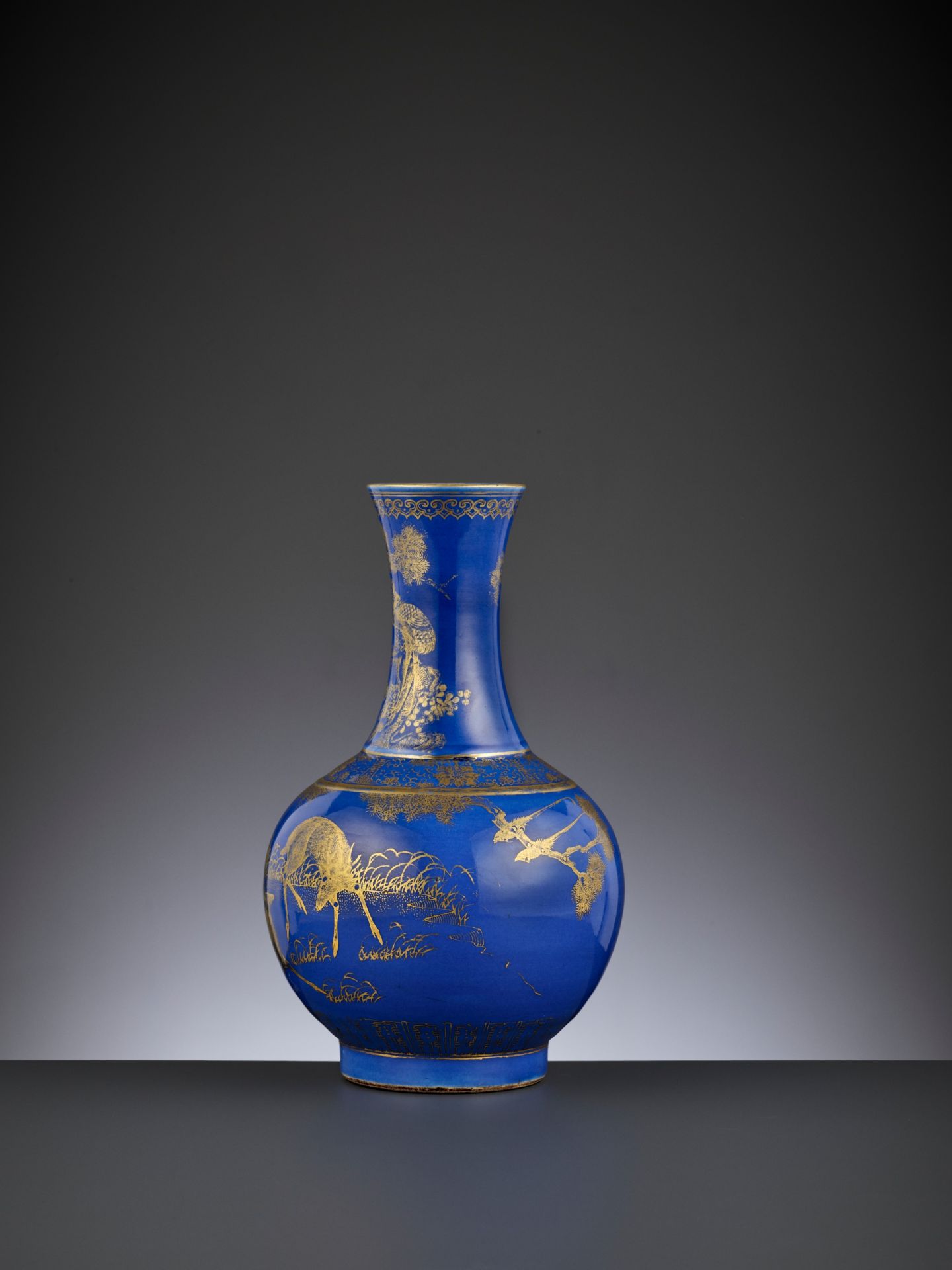 A POWDER-BLUE-GROUND GILT-DECORATED 'DEER AND CRANE' BOTTLE VASE, GUANGXU MARK AND PERIOD - Bild 7 aus 12