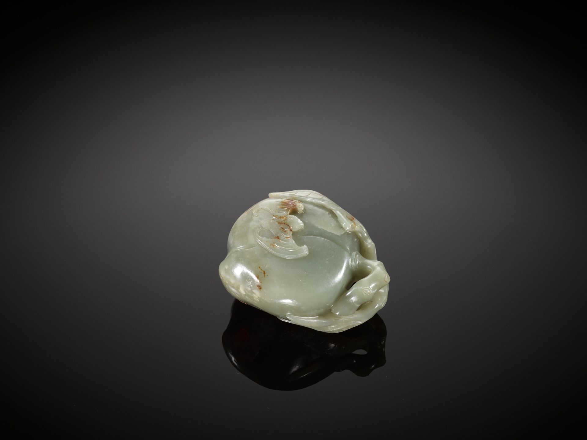 A DEEP CELADON AND RUSSET JADE 'PEACH AND BAT' GROUP, EARLY QING DYNASTY - Bild 6 aus 13