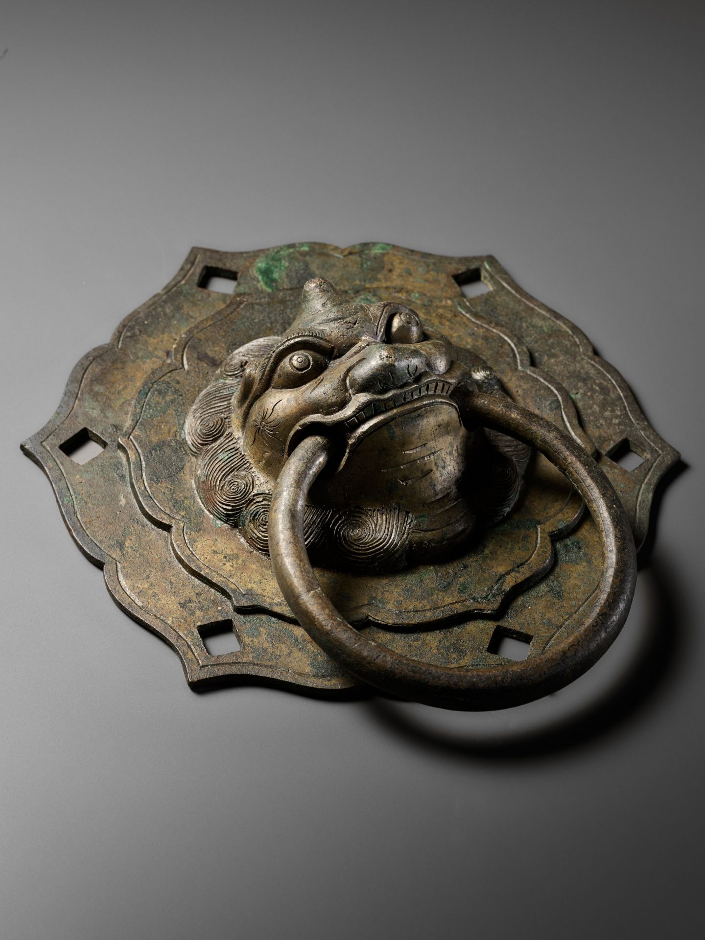 A BRONZE 'LUDUAN' DOOR KNOCKER, MING DYNASTY - Bild 7 aus 9