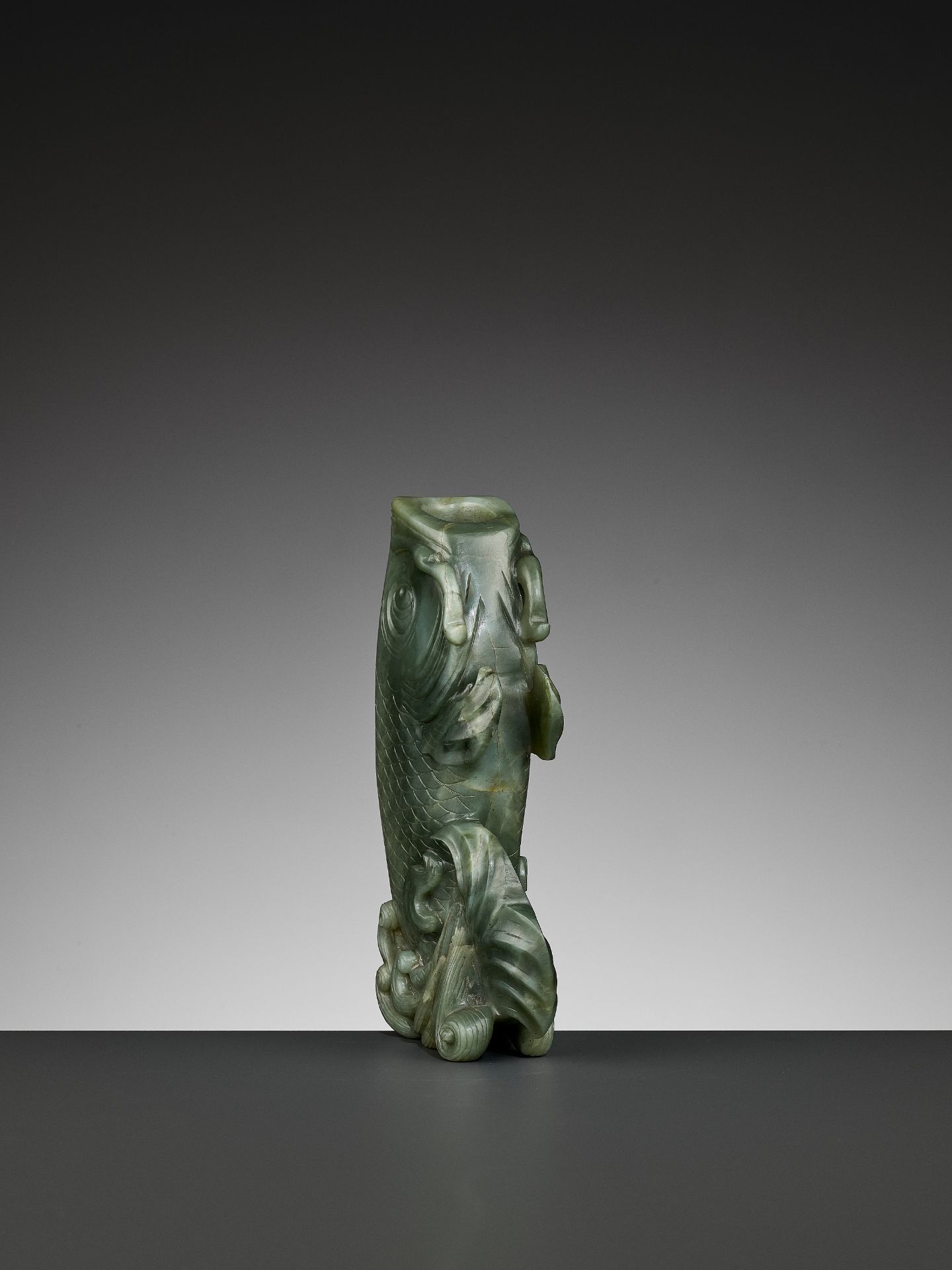 A GREEN JADE 'CARP' VASE, QING DYNASTY - Bild 3 aus 11