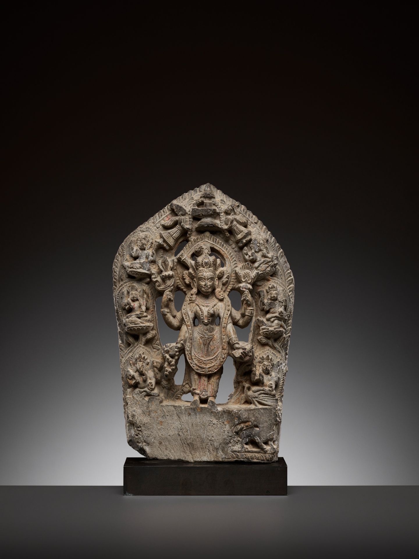 A SCHIST STELE DEPICTING ARDHANARISHVARA, 16TH-17TH CENTURY - Bild 7 aus 9