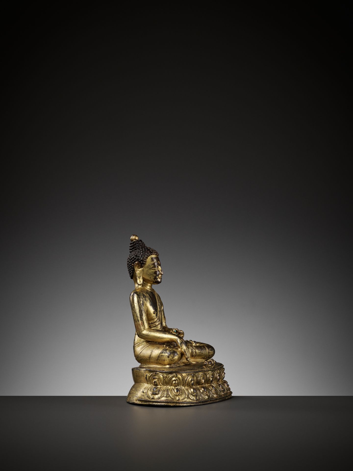 A GILT BRONZE FIGURE OF BUDDHA SHAKYAMUNI, 15TH CENTURY - Bild 8 aus 11