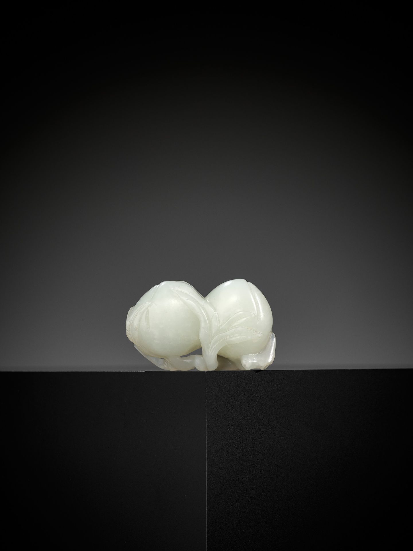 A WHITE JADE 'DOUBLE PEACH' CARVING, QING DYNASTY - Bild 6 aus 9