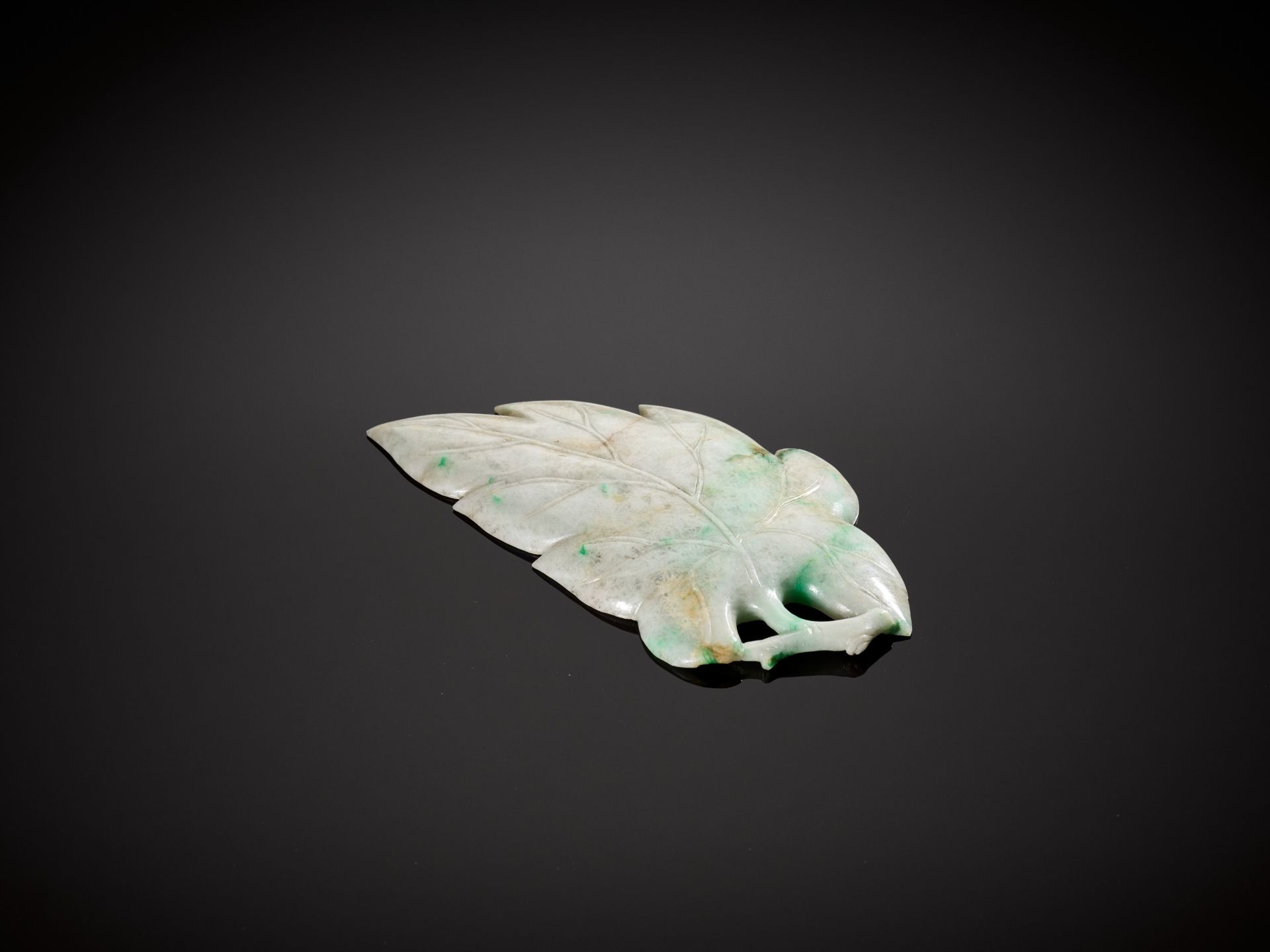 A JADEITE 'LEAF AND GRAPES' BRUSH WASHER, LATE QING TO REPUBLIC PERIOD - Bild 7 aus 10