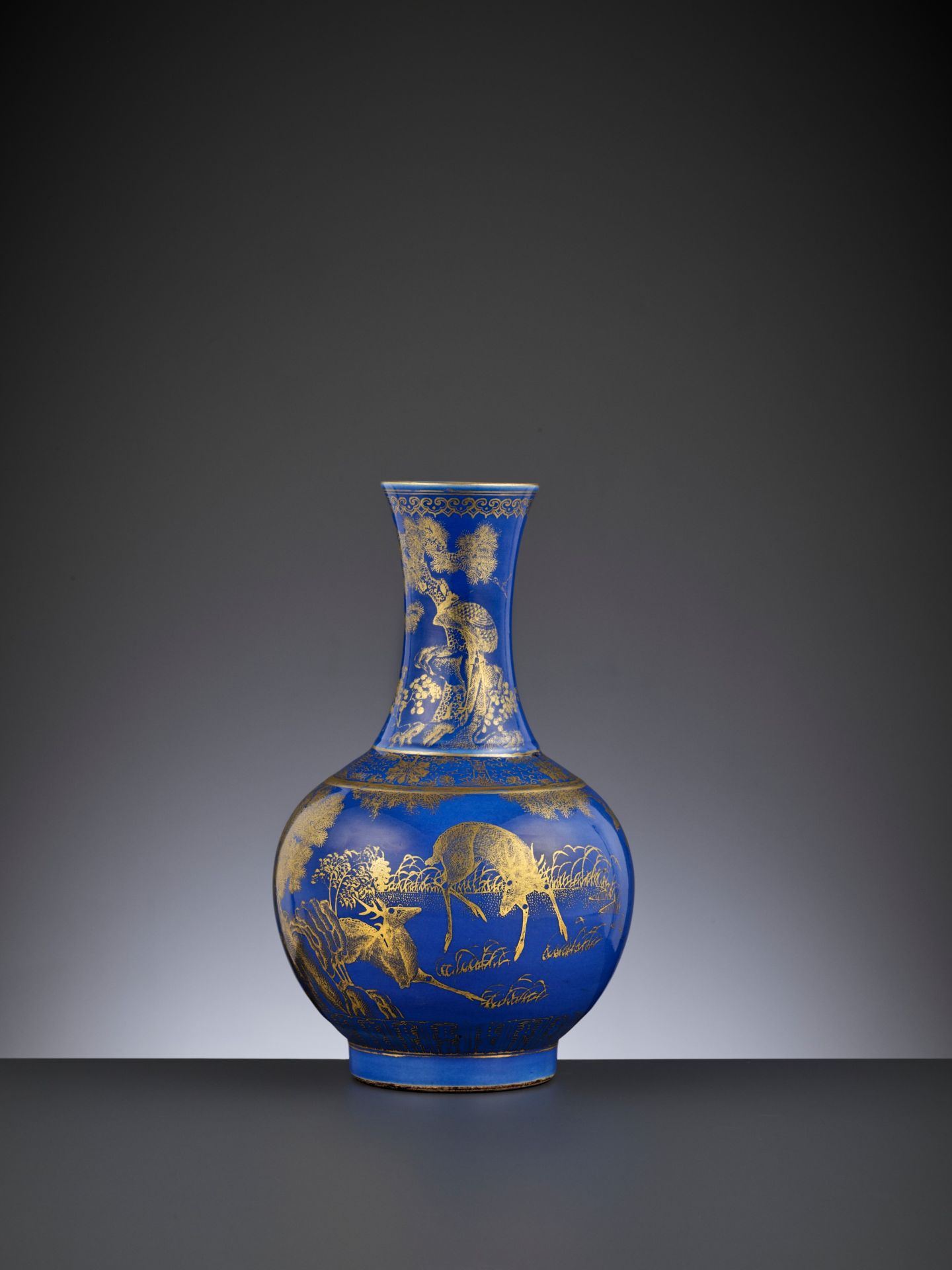 A POWDER-BLUE-GROUND GILT-DECORATED 'DEER AND CRANE' BOTTLE VASE, GUANGXU MARK AND PERIOD - Bild 3 aus 12