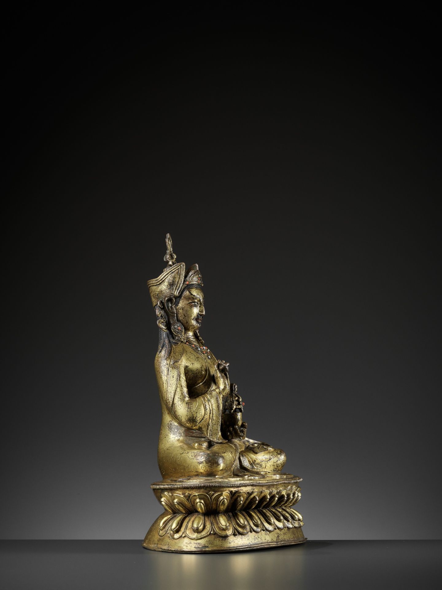 A LARGE GILT-BRONZE FIGURE OF PADMASAMBHAVA, LATE QING TO REPUBLIC - Bild 15 aus 17