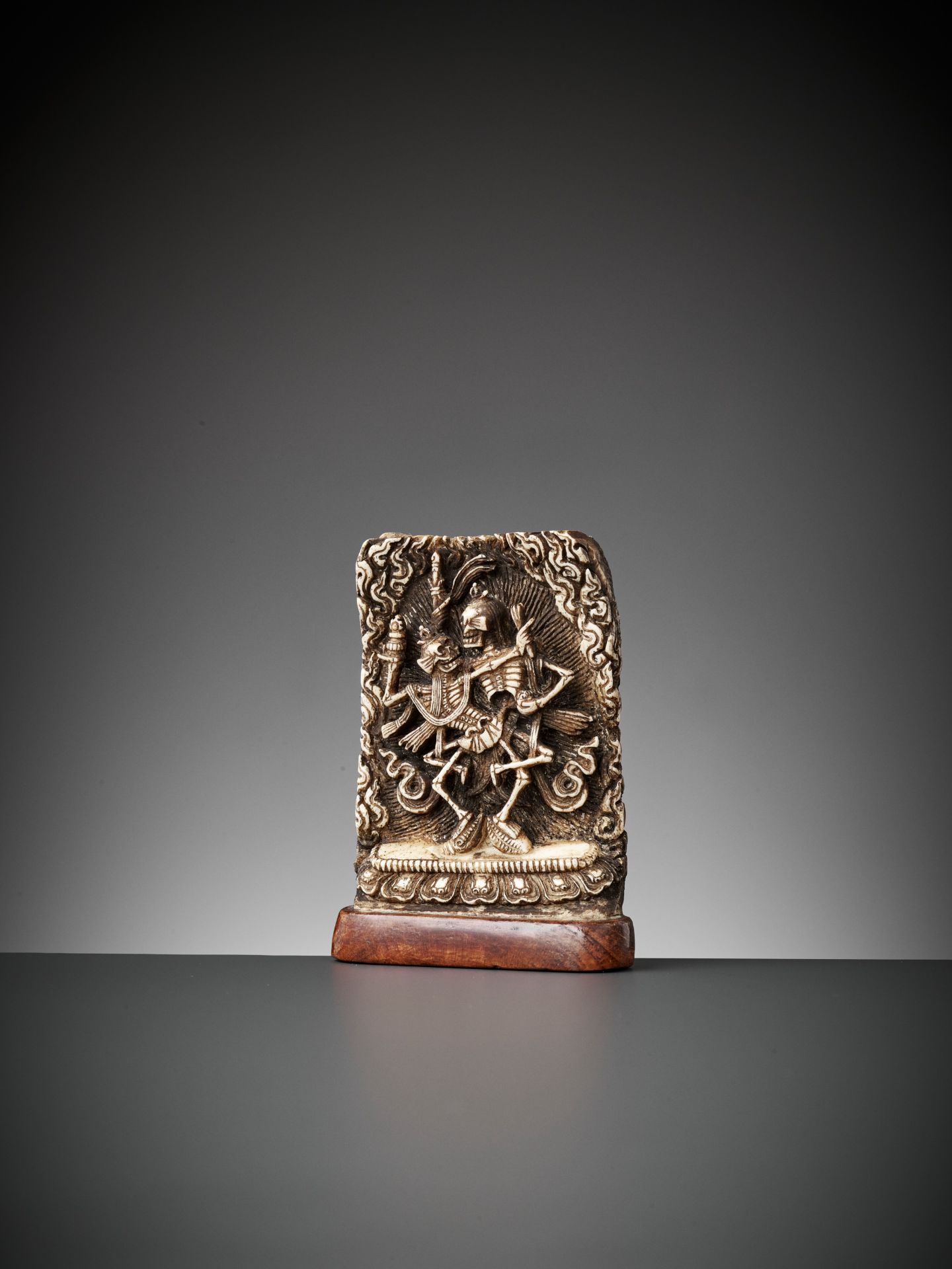 A RITUAL BONE PLAQUE OF CITIPATI, 17TH CENTURY - Bild 4 aus 10