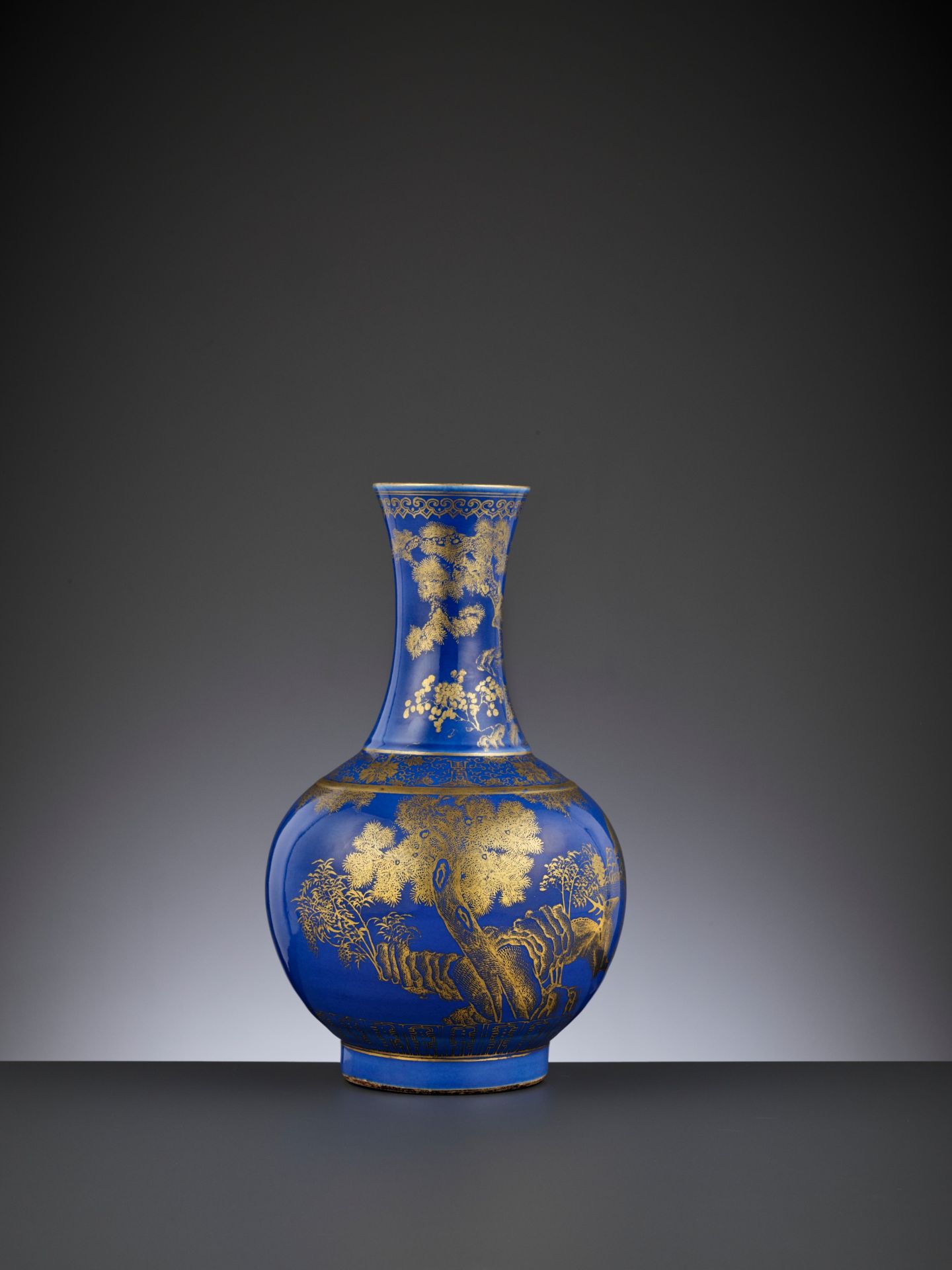 A POWDER-BLUE-GROUND GILT-DECORATED 'DEER AND CRANE' BOTTLE VASE, GUANGXU MARK AND PERIOD - Bild 10 aus 12