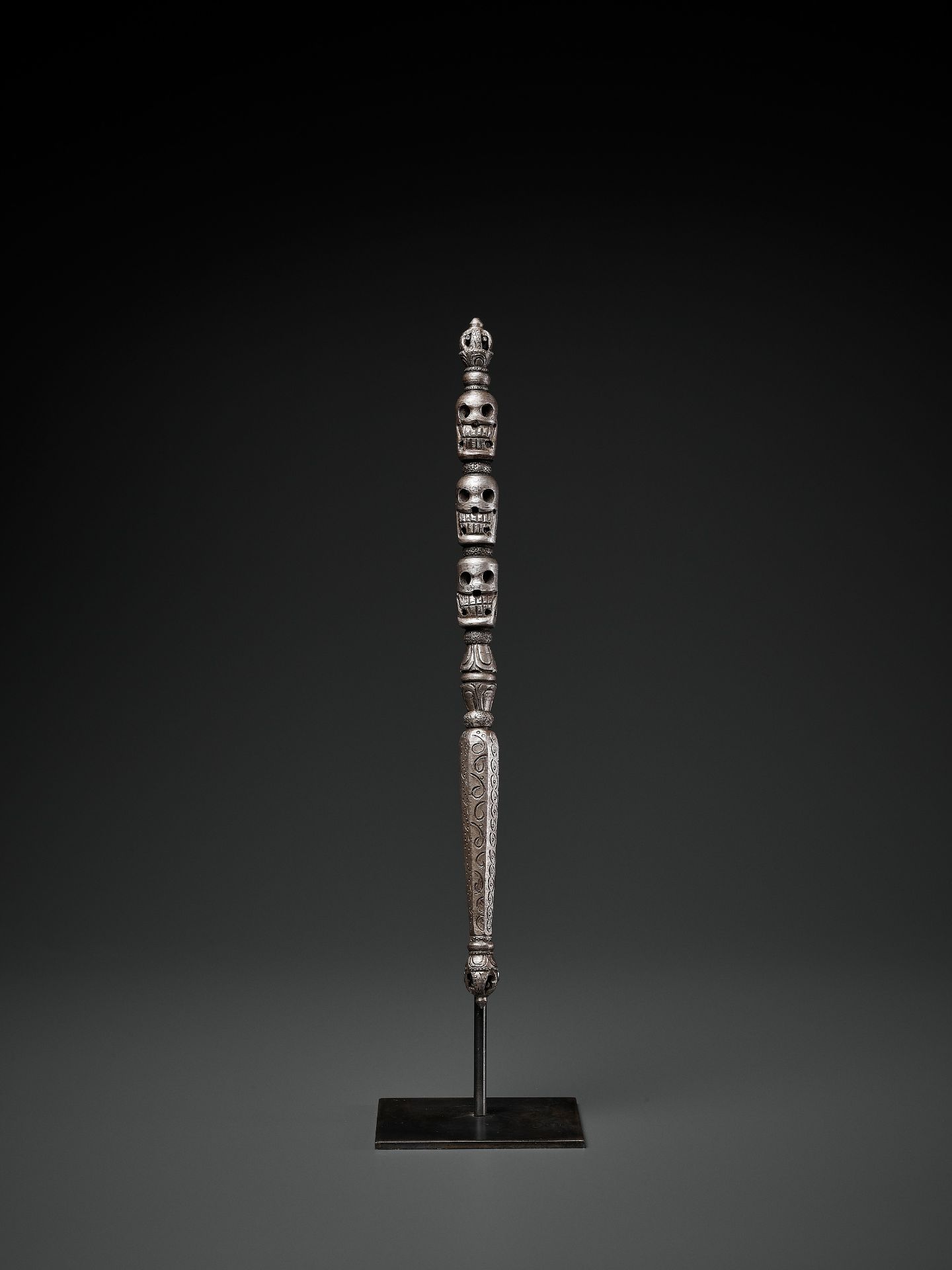 AN IRON RITUAL STAFF, KHATVANGA, 16TH-17TH CENTURY - Bild 2 aus 10