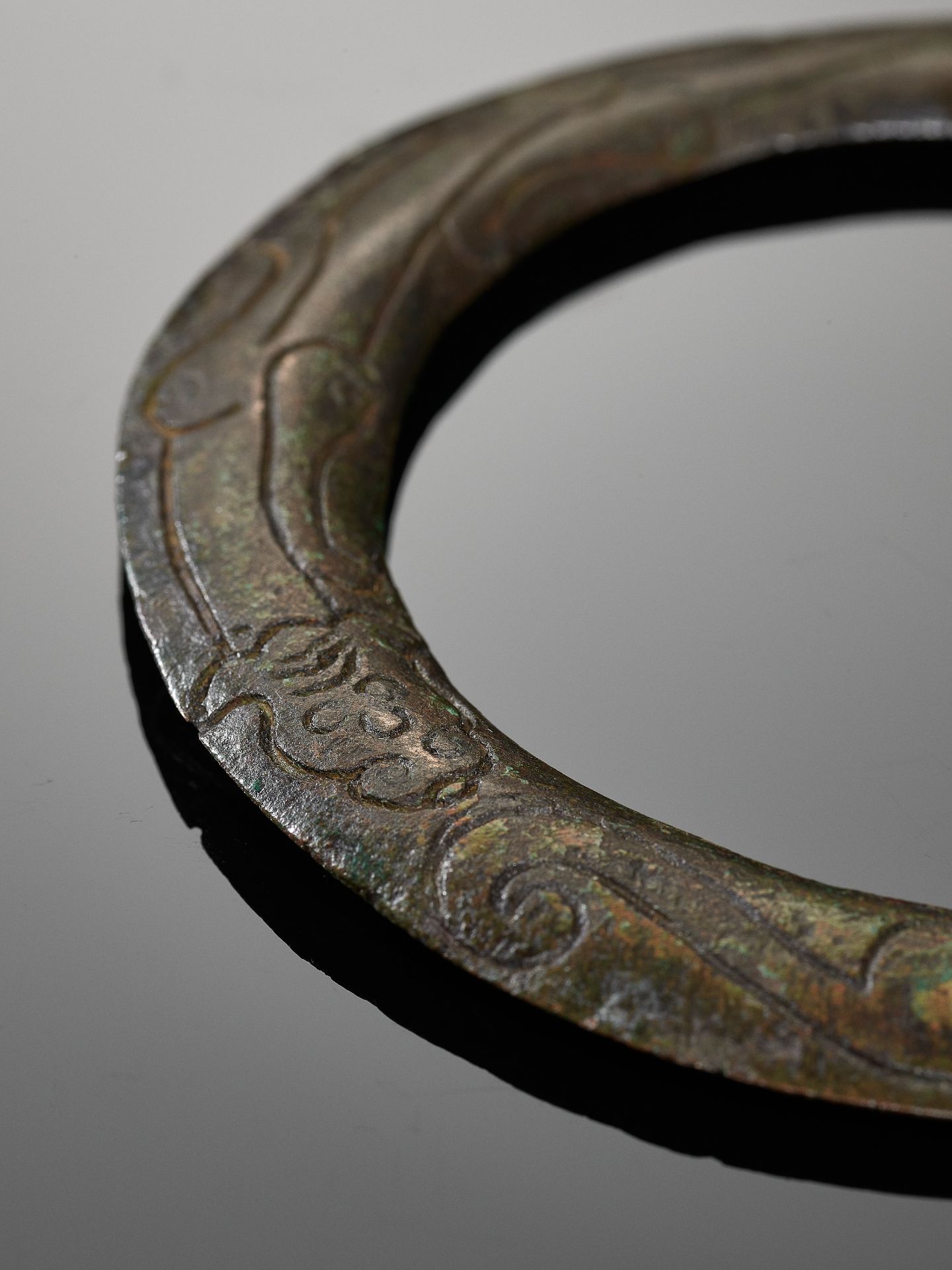 A SILVER AND GOLD INLAID BRONZE BANGLE, WARRING STATES TO WESTERN HAN - Bild 7 aus 9