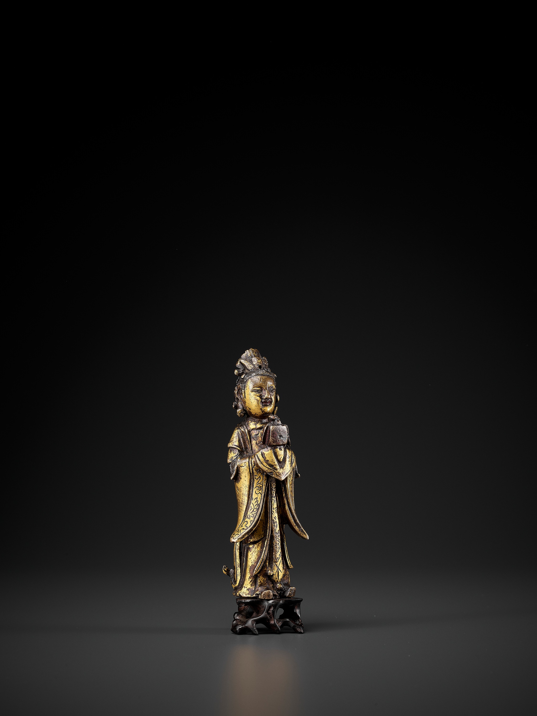 A GILT-BRONZE FIGURE OF A LADY, MING DYNASTY - Image 9 of 10