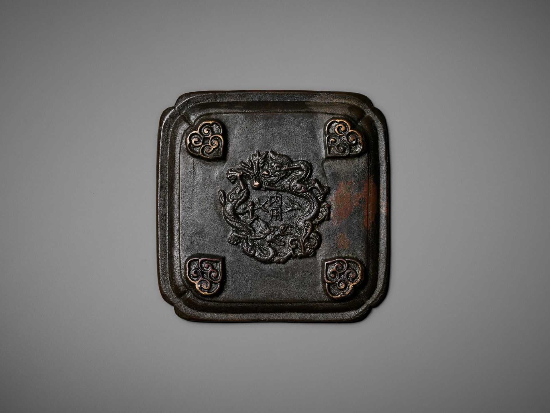 AN IMPERIALLY INSCRIBED BRONZE INCENSE TRAY, QING DYNASTY - Bild 2 aus 10