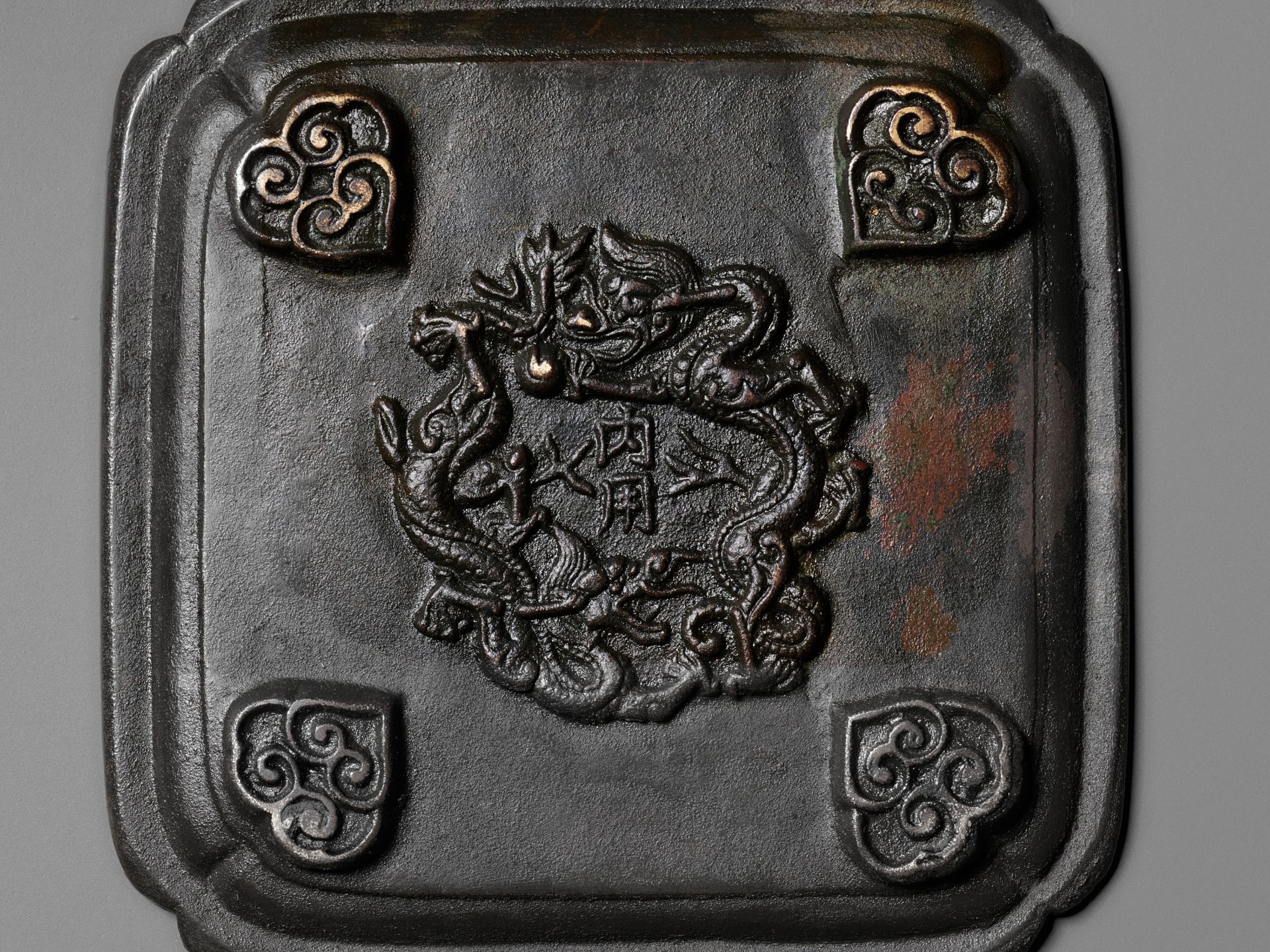 AN IMPERIALLY INSCRIBED BRONZE INCENSE TRAY, QING DYNASTY - Bild 9 aus 10