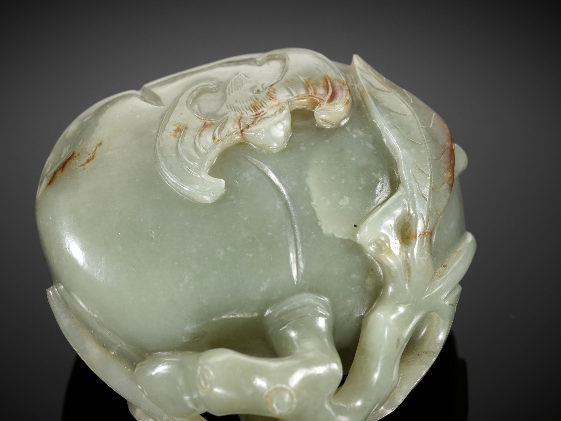 A DEEP CELADON AND RUSSET JADE 'PEACH AND BAT' GROUP, EARLY QING DYNASTY - Bild 4 aus 13