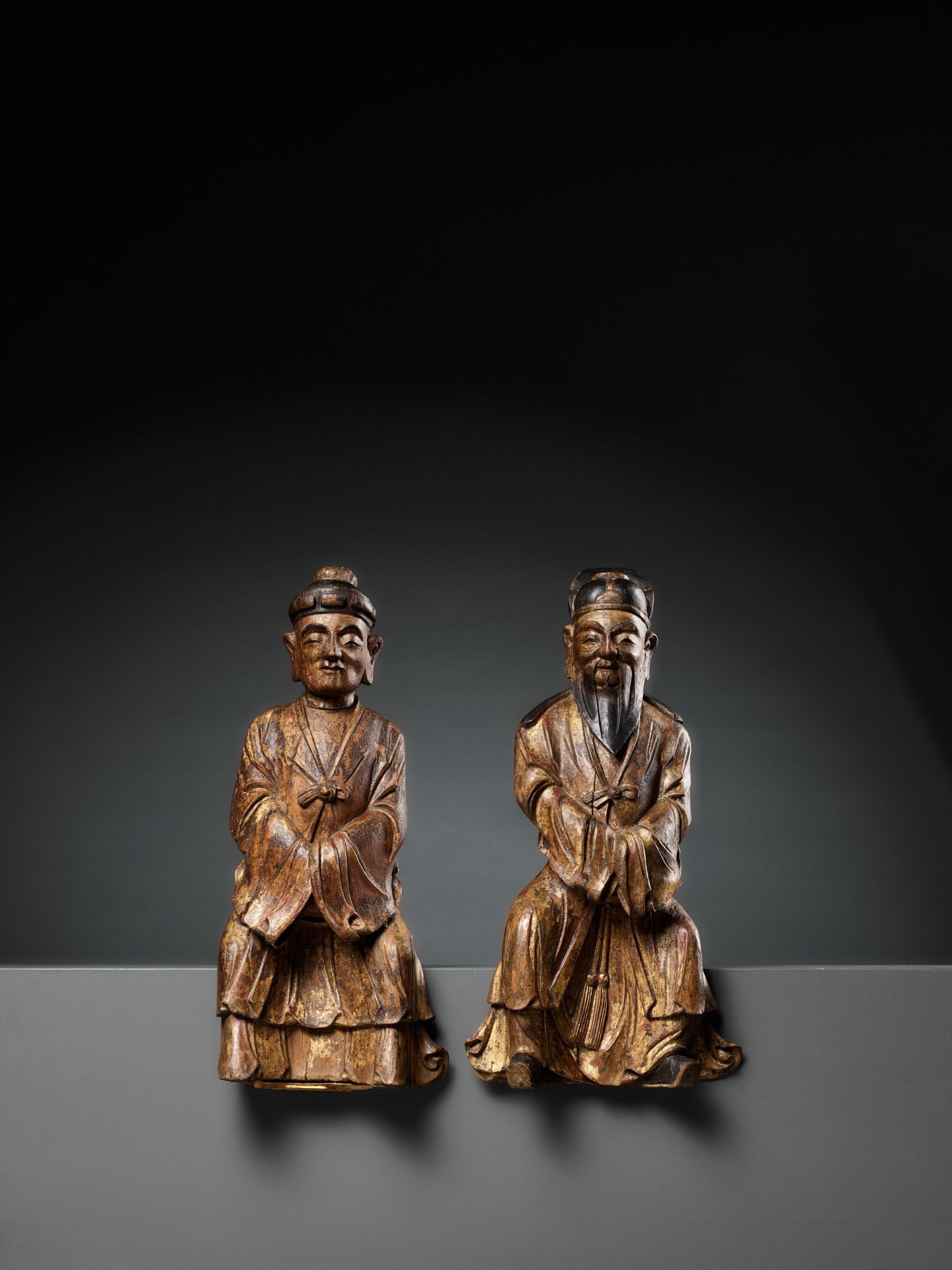 A PAIR OF GILT-LACQUERED HARDWOOD FIGURES OF DAOIST IMMORTALS, MING DYNASTY - Bild 2 aus 10
