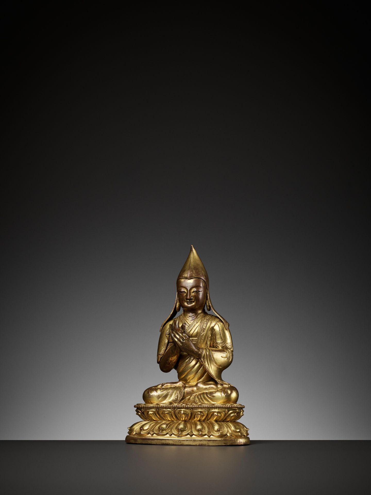 A GILT-COPPER REPOUSSE FIGURE OF A LAMA, 18TH CENTURY - Bild 3 aus 10