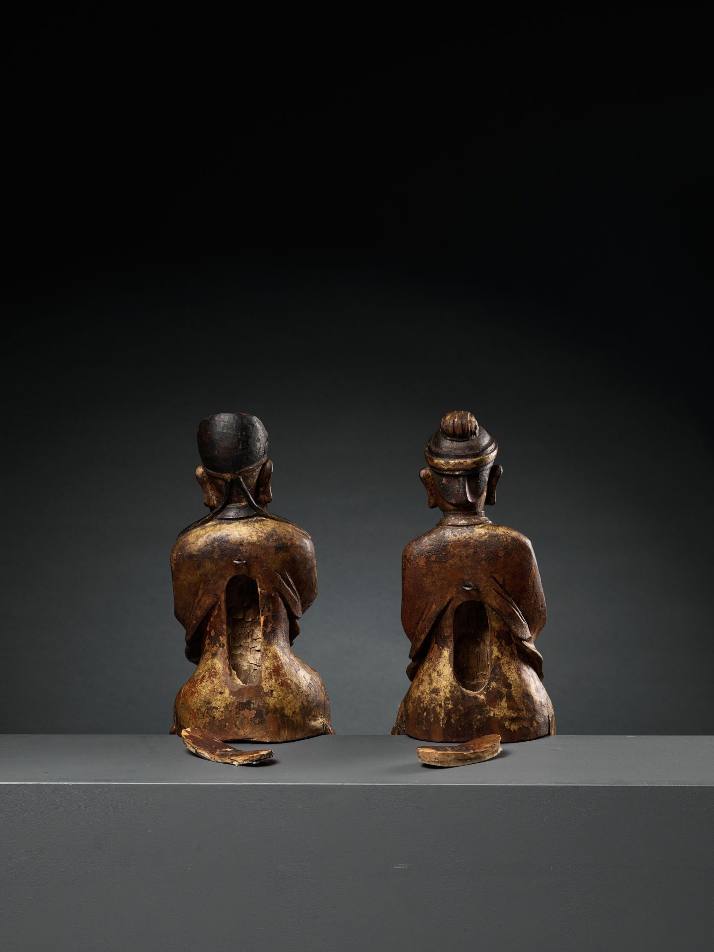 A PAIR OF GILT-LACQUERED HARDWOOD FIGURES OF DAOIST IMMORTALS, MING DYNASTY - Bild 10 aus 10