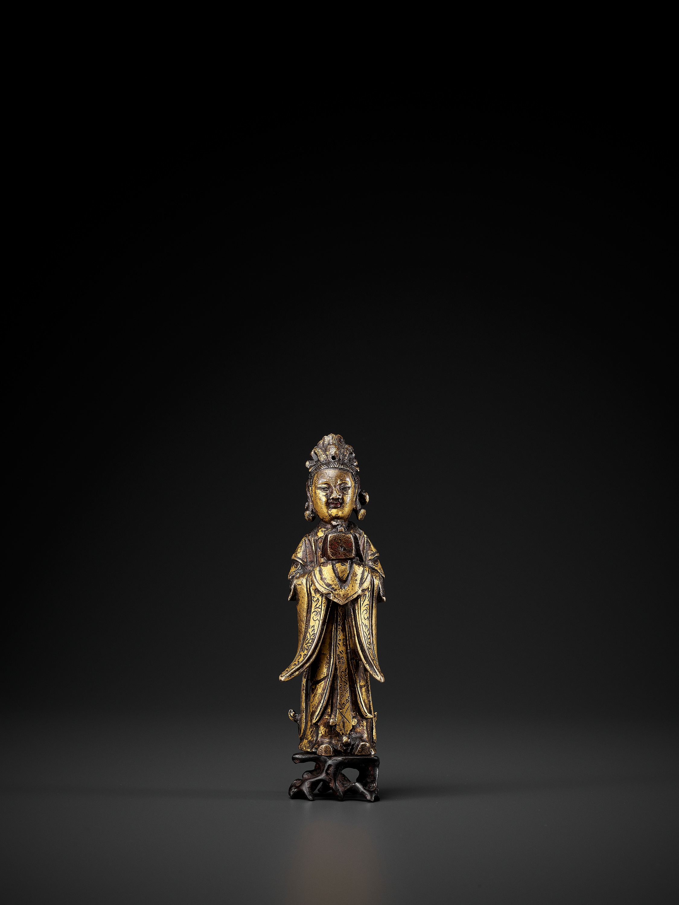 A GILT-BRONZE FIGURE OF A LADY, MING DYNASTY - Image 8 of 10