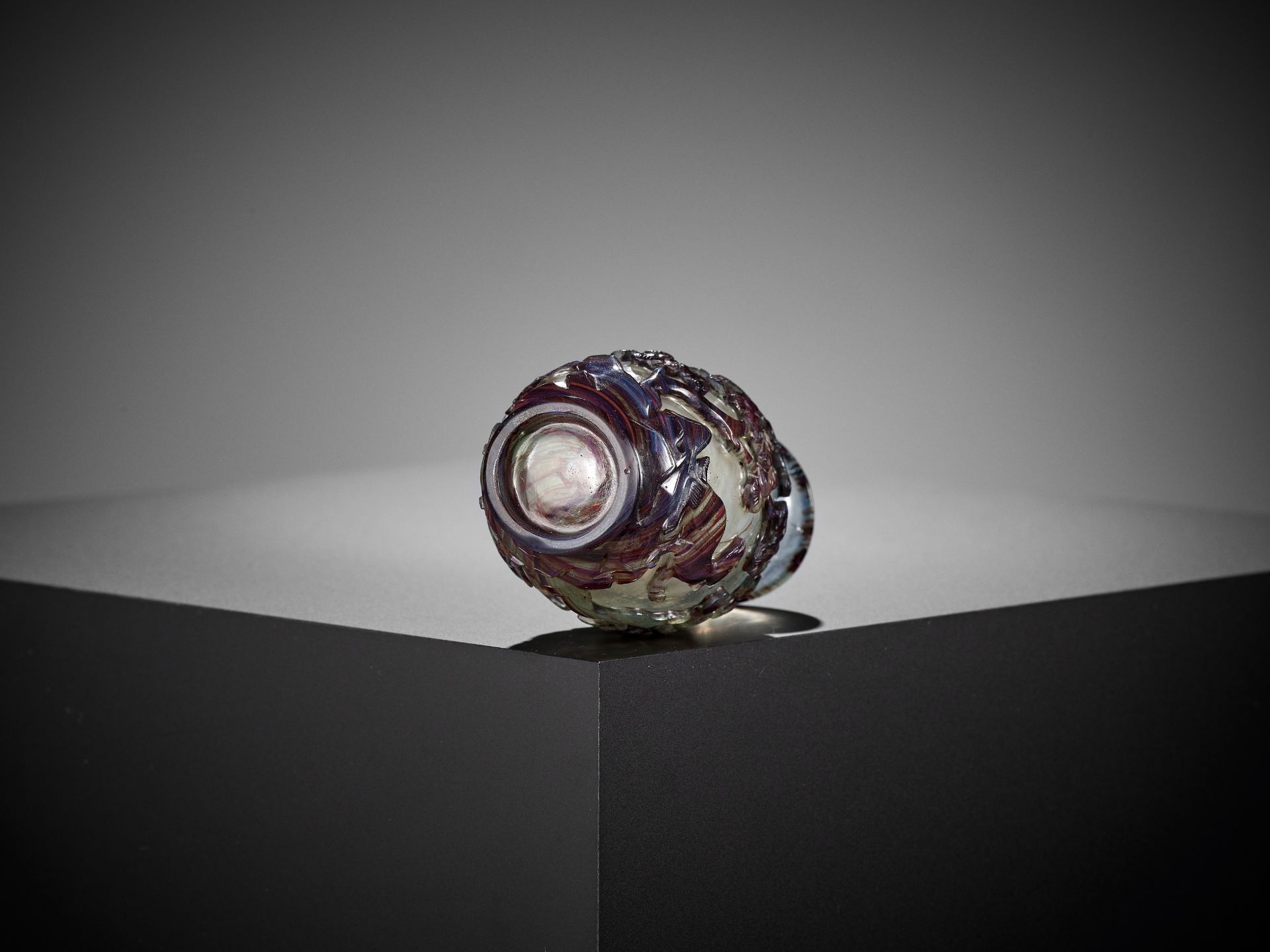 A 'BANDED AGATE' OVERLAY GLASS VASE, 18TH CENTURY - Bild 9 aus 9