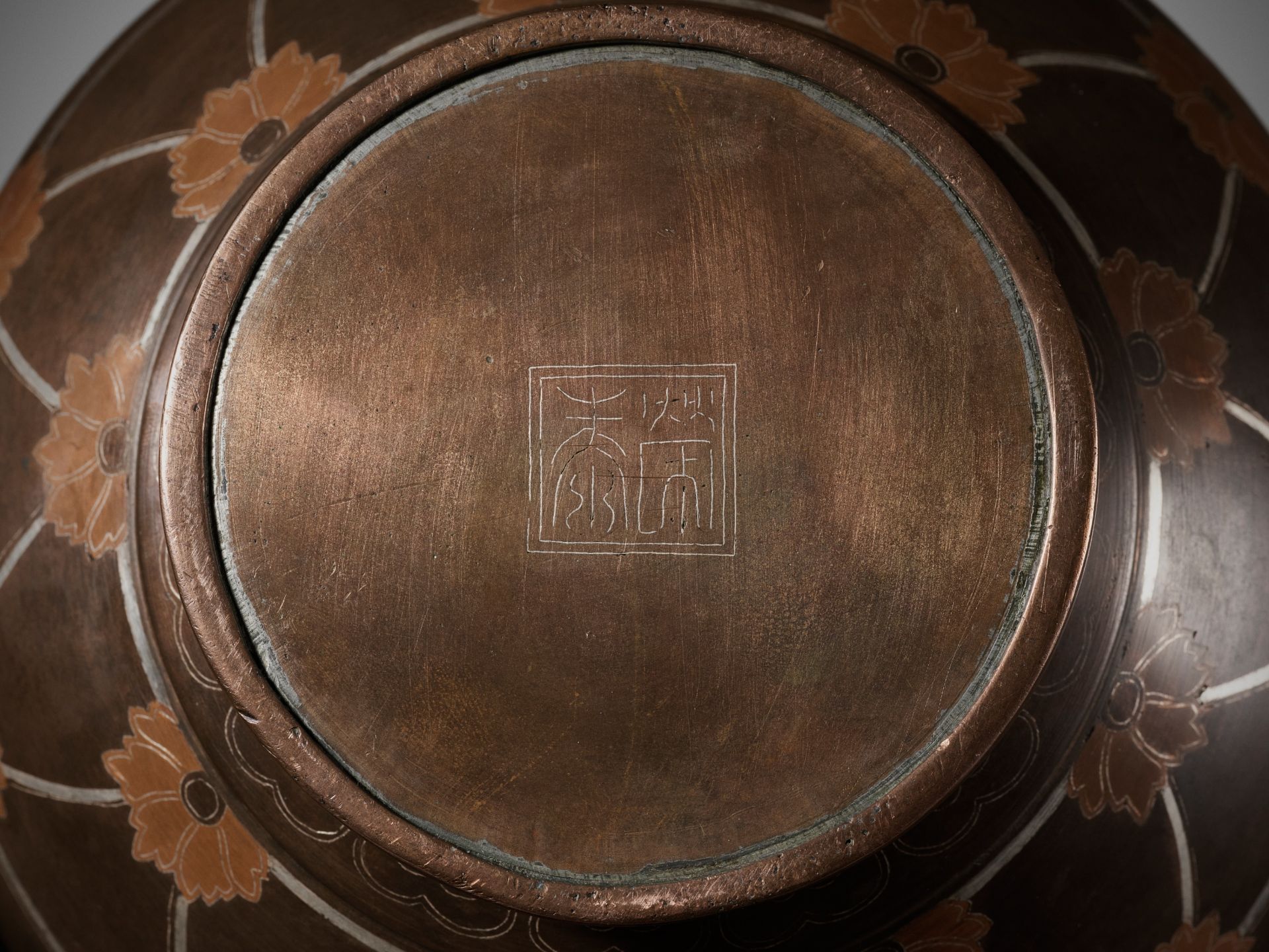 A COPPER AND SILVER-INLAID BRONZE 'FLORAL' VASE, ATTRIBUTED TO THE SHISOU WORKSHOP - Bild 3 aus 8