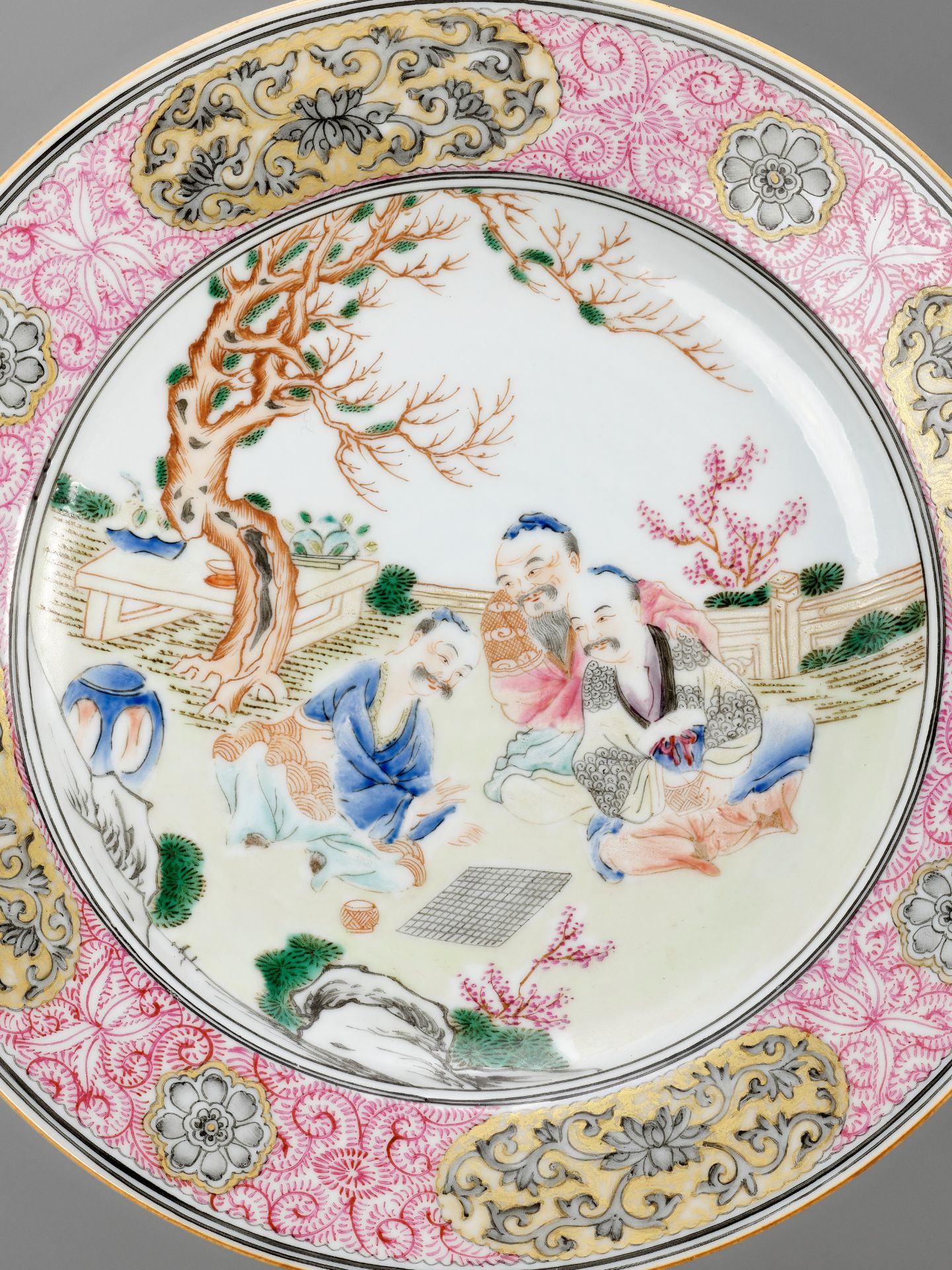A GILT, ENAMELED AND GRISAILLE-DECORATED FAMILLE ROSE 'WEIQI PLAYERS' DISH, 18TH CENTURY - Bild 2 aus 7
