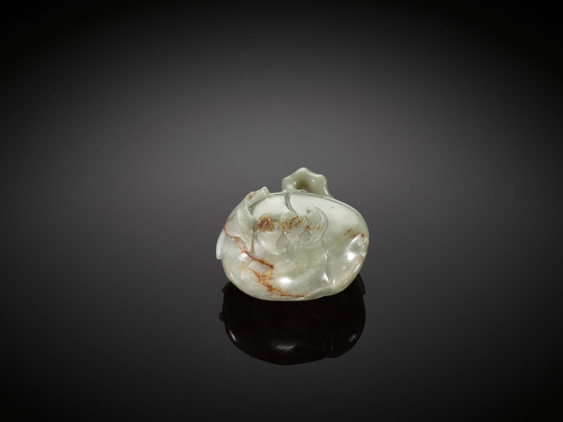 A DEEP CELADON AND RUSSET JADE 'PEACH AND BAT' GROUP, EARLY QING DYNASTY - Bild 3 aus 13