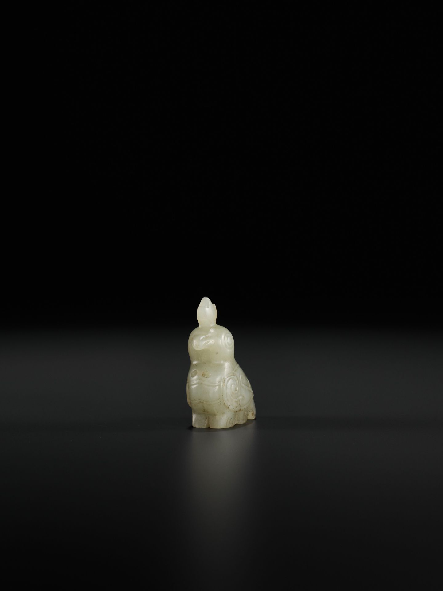 A PALE CELADON JADE CARVING OF A BIRD, WESTERN ZHOU DYNASTY - Bild 7 aus 10