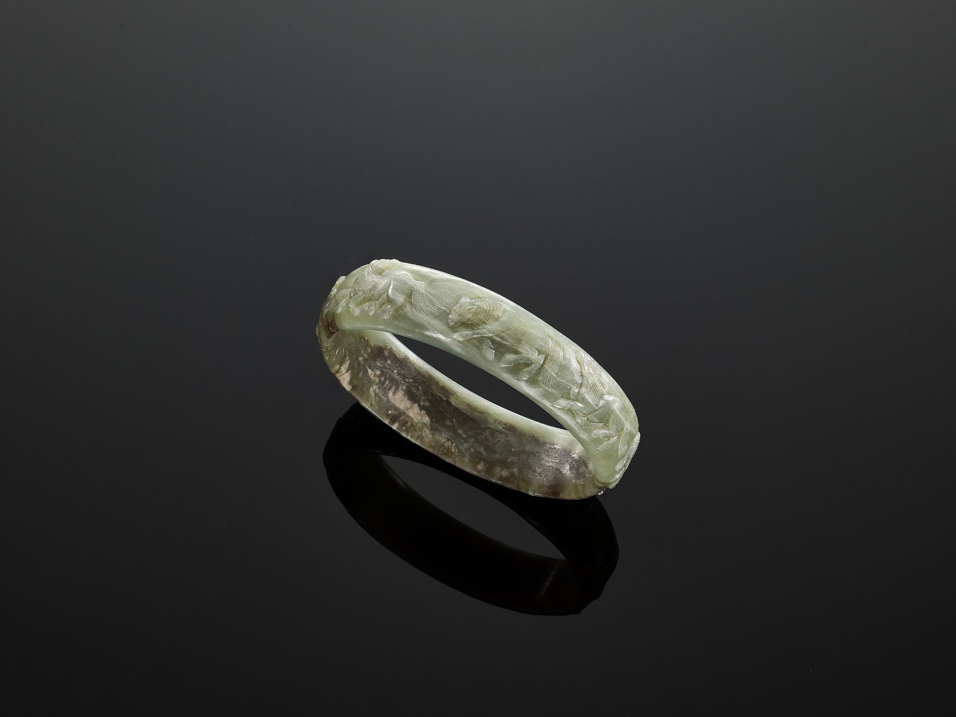 A CELADON JADE 'EIGHT HORSES OF MU WANG' BANGLE, QING DYNASTY - Bild 8 aus 10