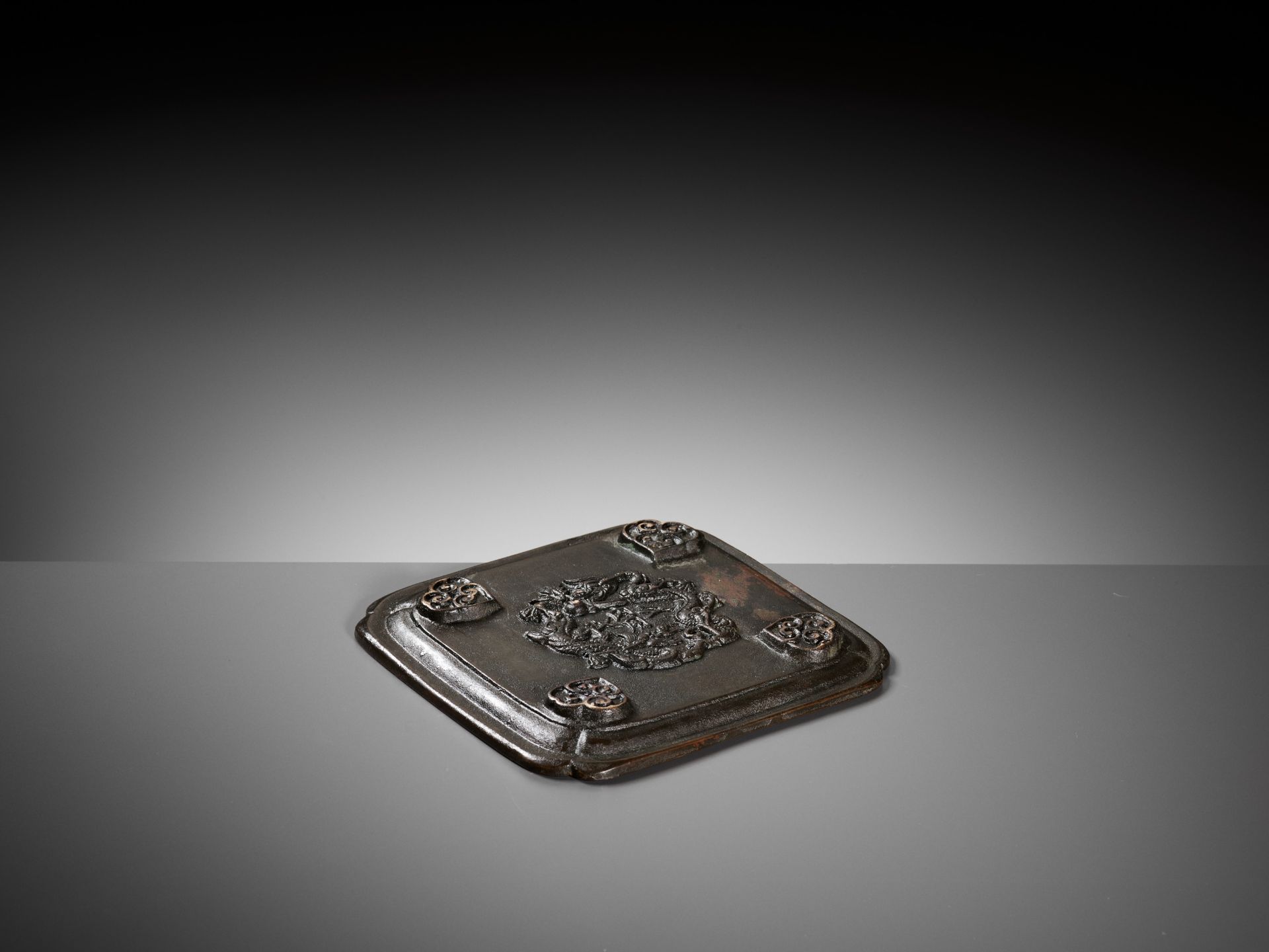 AN IMPERIALLY INSCRIBED BRONZE INCENSE TRAY, QING DYNASTY - Bild 8 aus 10