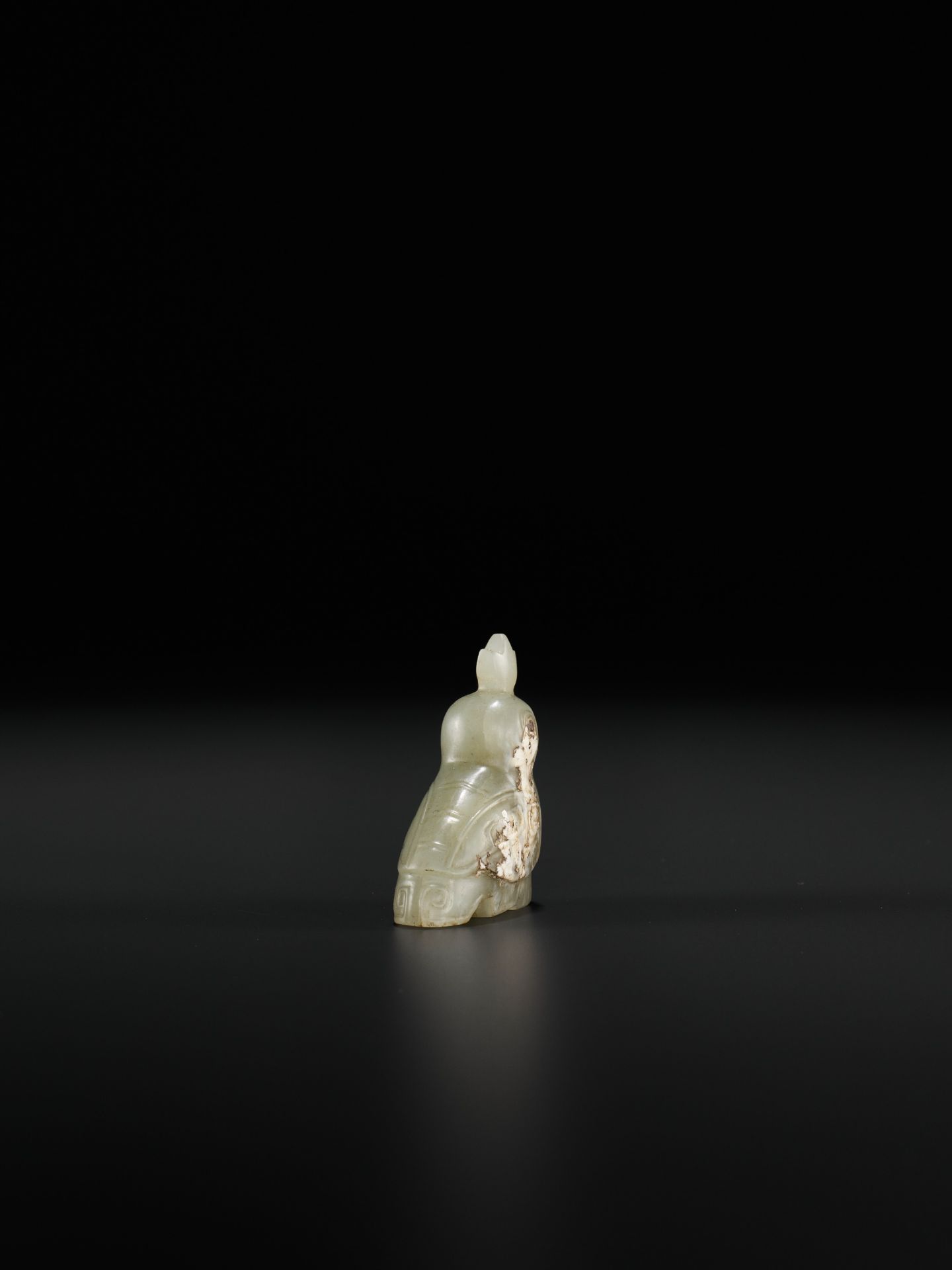 A PALE CELADON JADE CARVING OF A BIRD, WESTERN ZHOU DYNASTY - Bild 3 aus 10