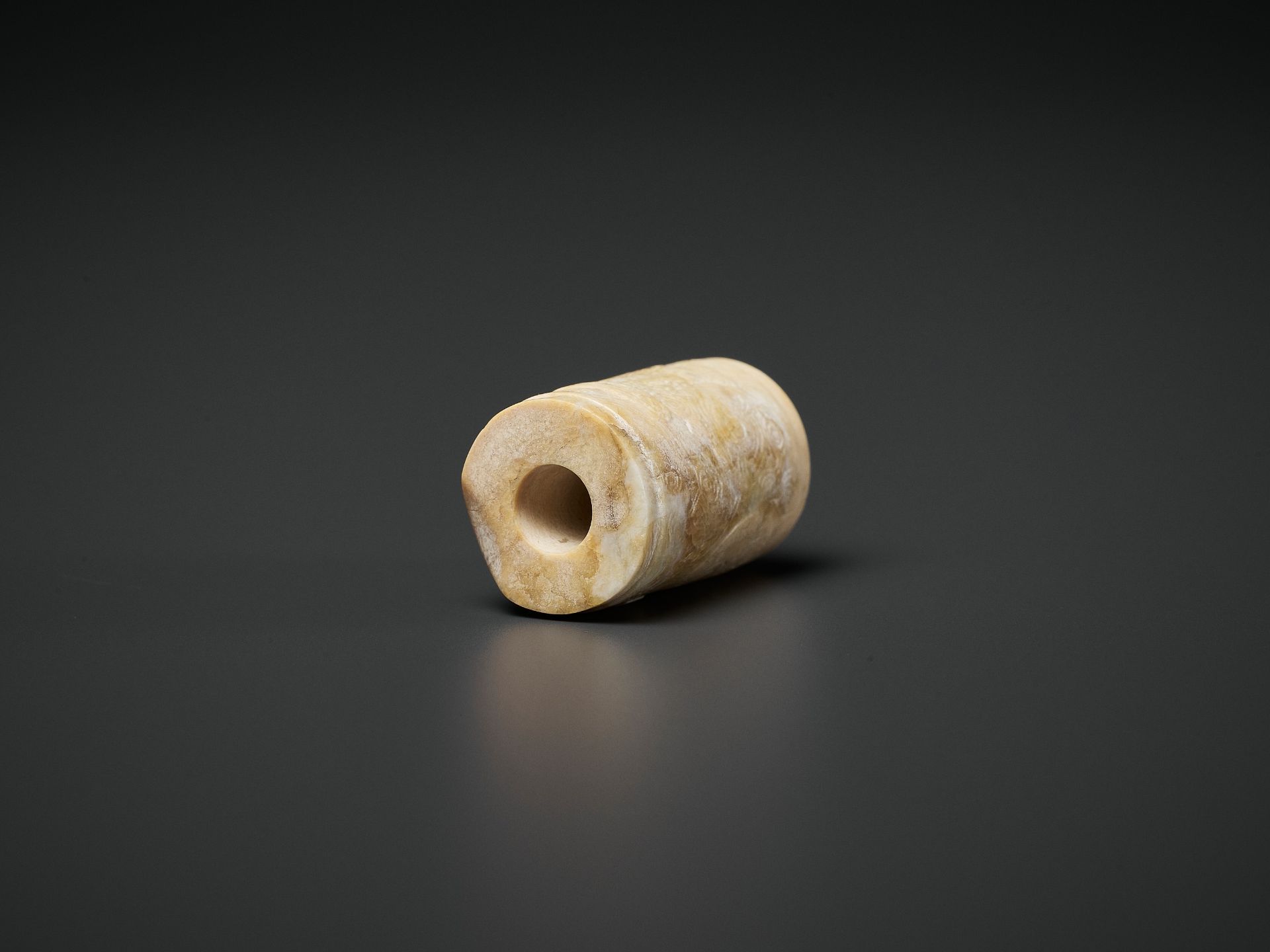 A CARVED CYLINDRICAL JADE BEAD, LIANGZHU CULTURE - Bild 9 aus 9