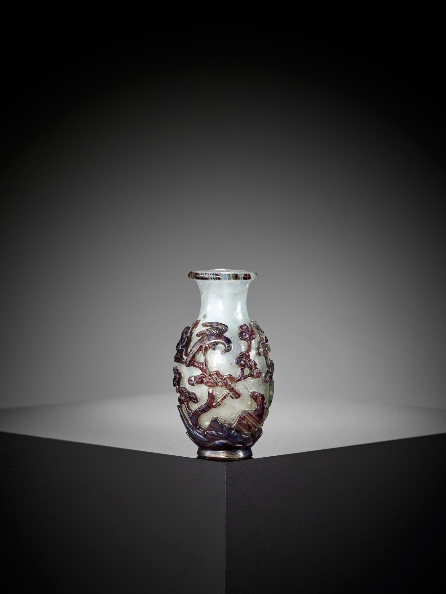 A 'BANDED AGATE' OVERLAY GLASS VASE, 18TH CENTURY - Bild 3 aus 9