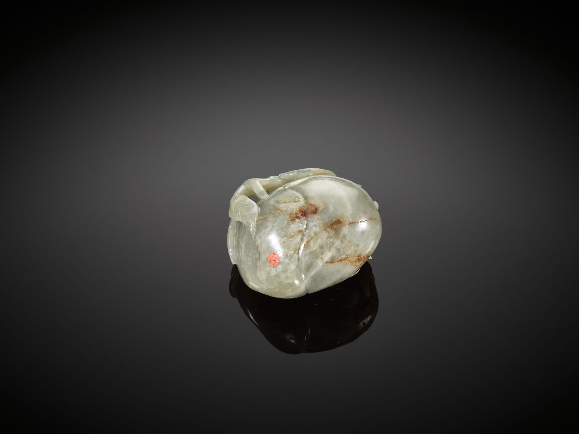 A DEEP CELADON AND RUSSET JADE 'PEACH AND BAT' GROUP, EARLY QING DYNASTY - Bild 11 aus 13