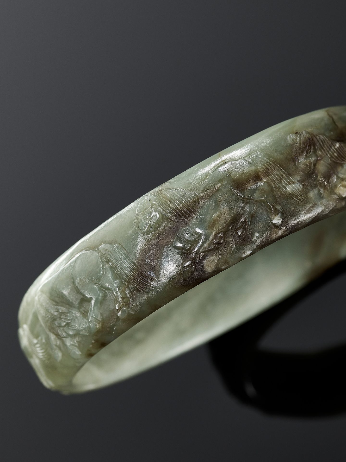 A CELADON JADE 'EIGHT HORSES OF MU WANG' BANGLE, QING DYNASTY - Bild 7 aus 10