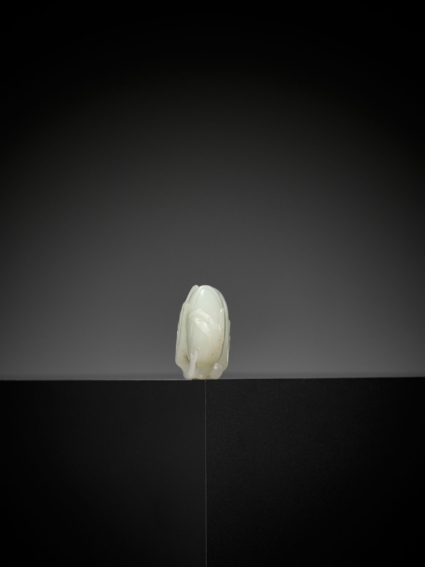 A WHITE JADE 'DOUBLE PEACH' CARVING, QING DYNASTY - Bild 5 aus 9