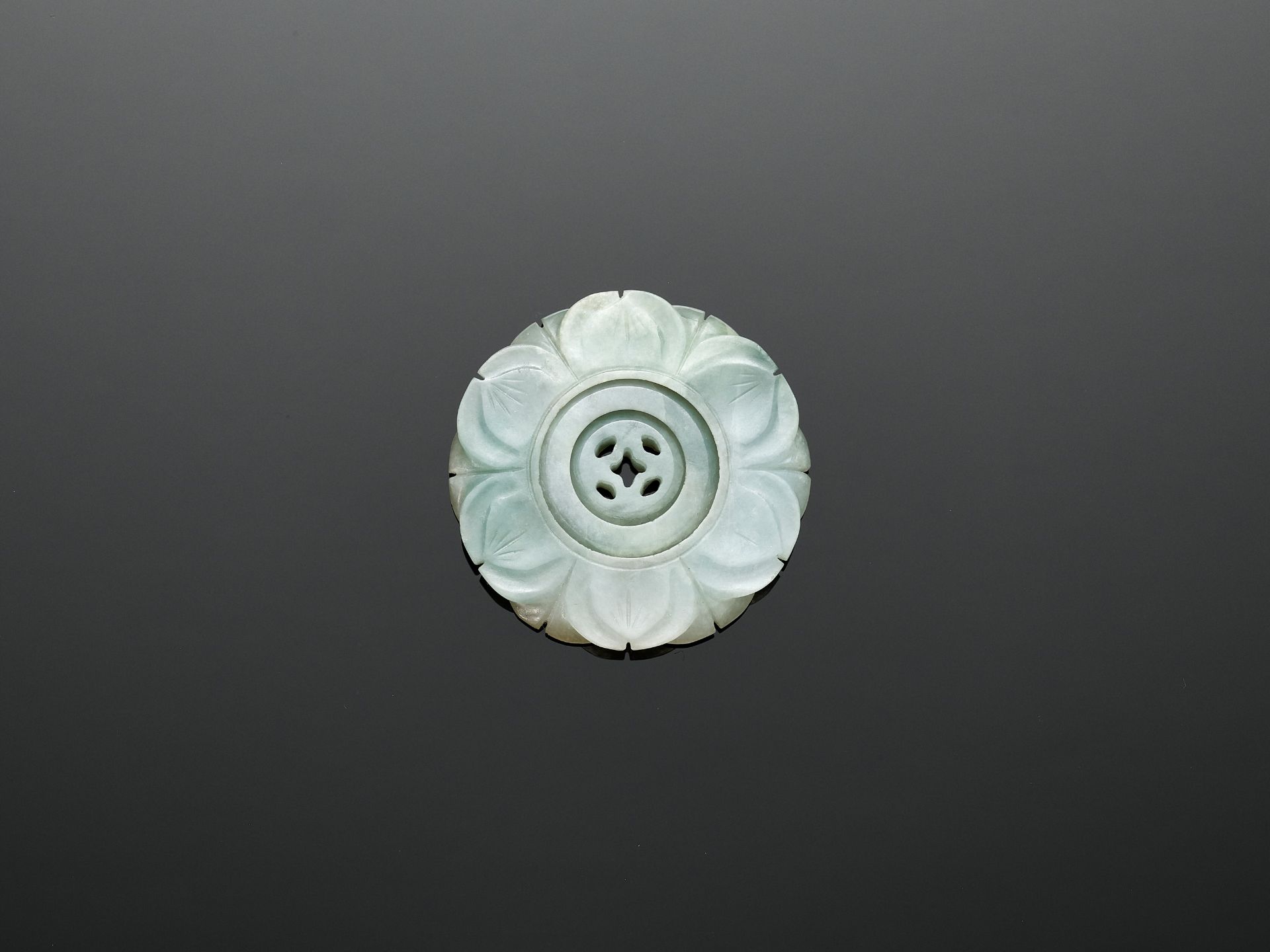 AN INTERLOCKING CELADON JADE LOTUS PENDANT, QING DYNASTY - Bild 4 aus 8