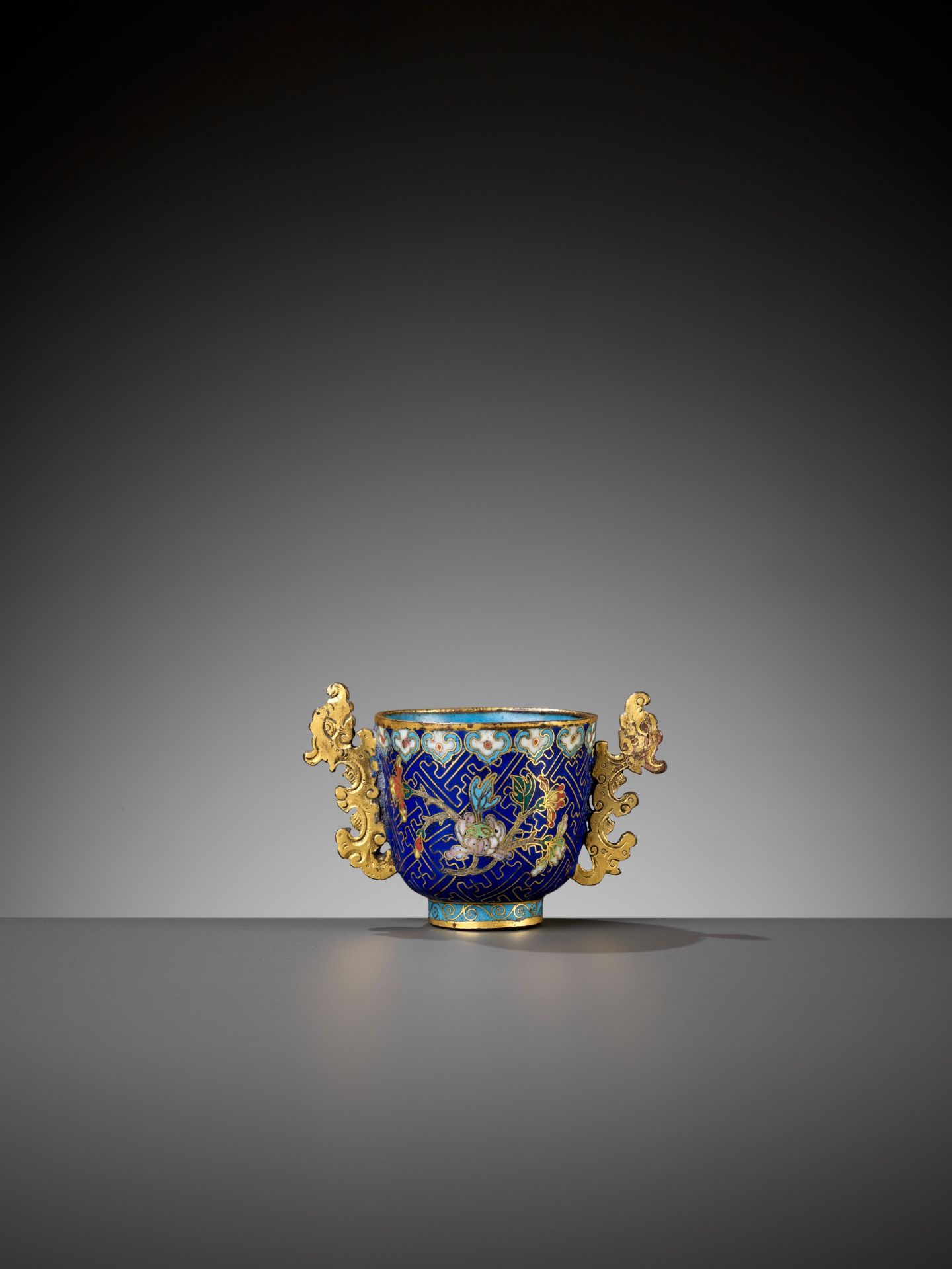 A RARE GILT-BRONZE CLOISONNE ENAMEL CUP, QING DYNASTY - Bild 2 aus 9