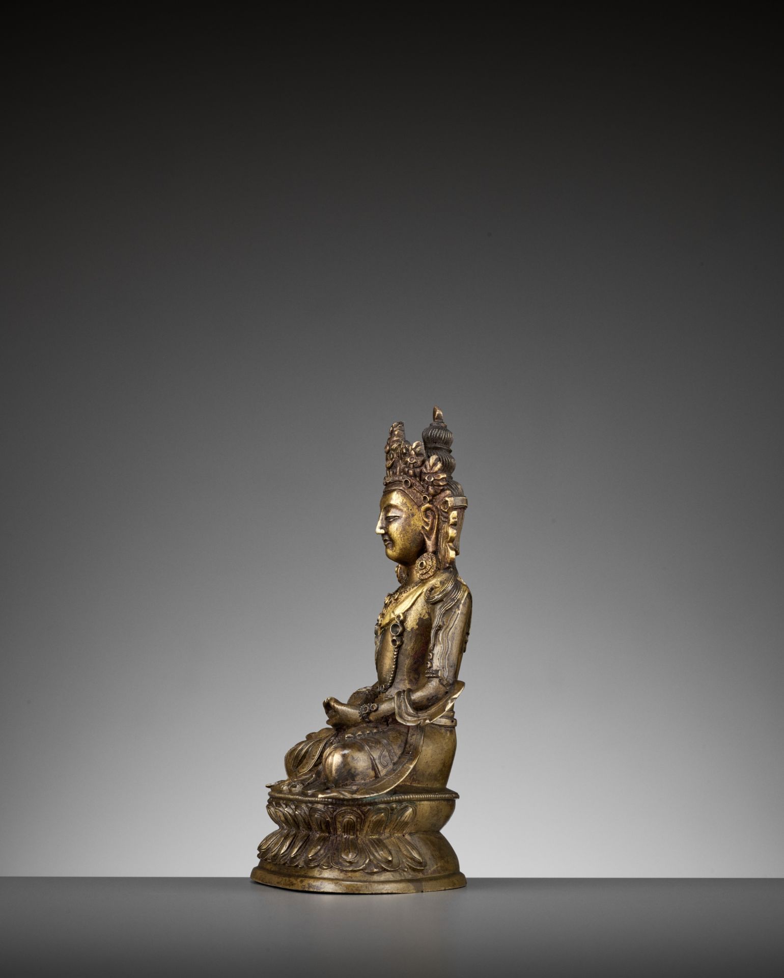 A GILT BRONZE FIGURE OF AMITAYUS, MID-QING - Bild 9 aus 15