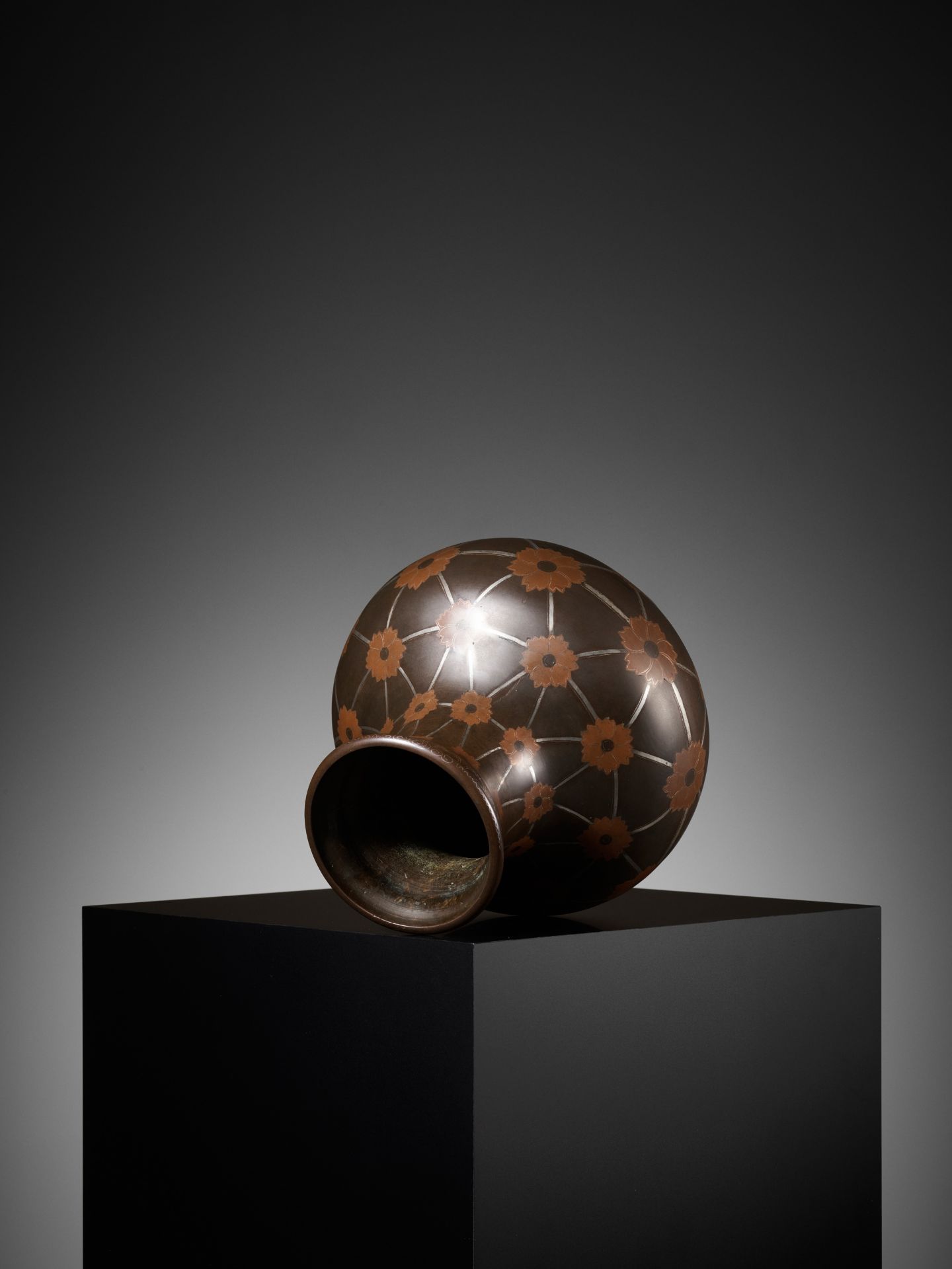 A COPPER AND SILVER-INLAID BRONZE 'FLORAL' VASE, ATTRIBUTED TO THE SHISOU WORKSHOP - Bild 7 aus 8
