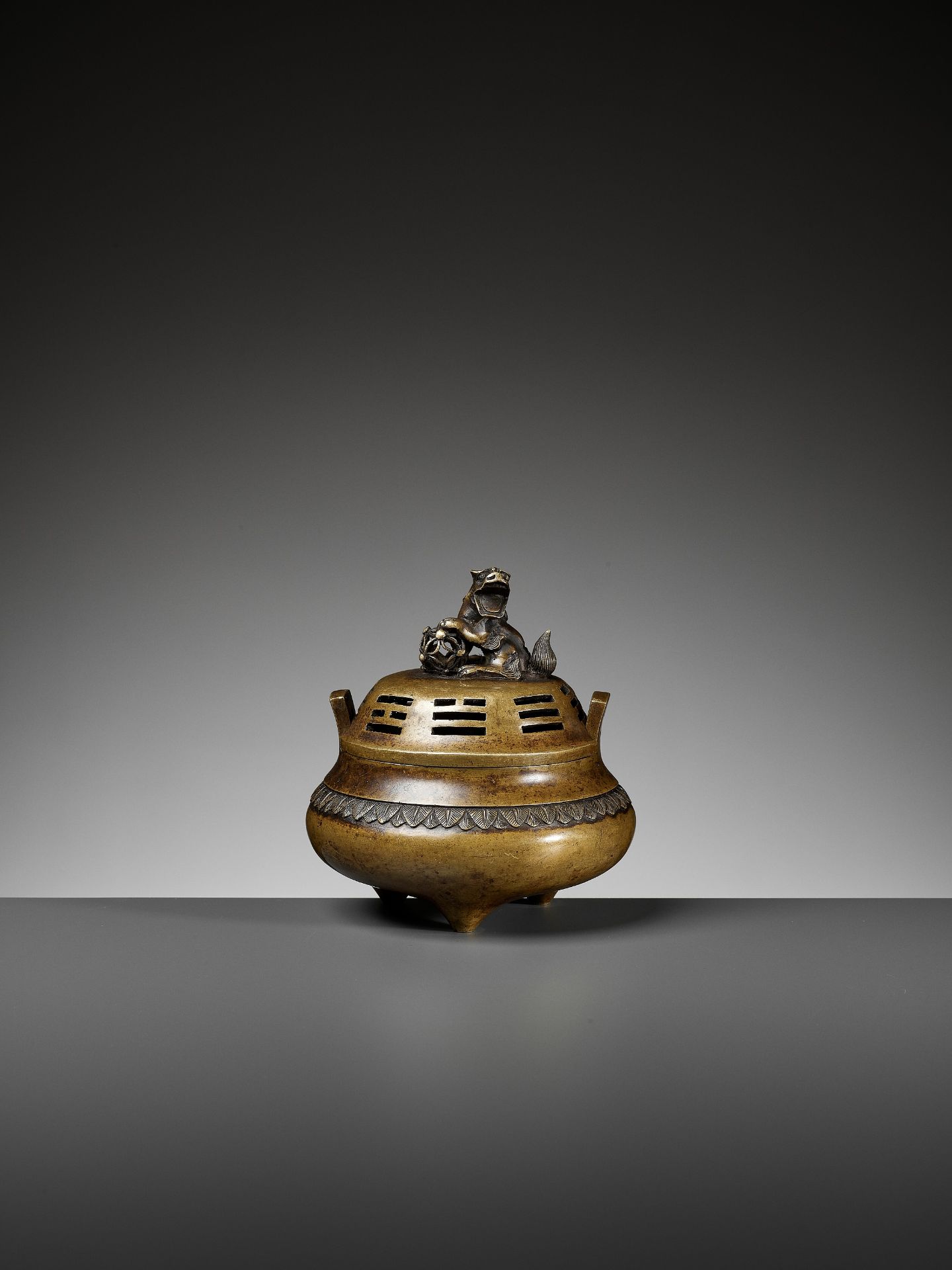 A 'BAGUA' BRONZE CENSER AND COVER, QING DYNASTY - Bild 2 aus 12