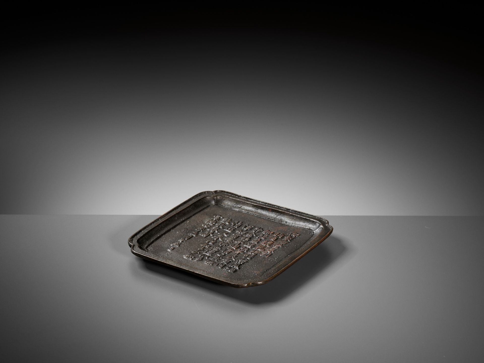 AN IMPERIALLY INSCRIBED BRONZE INCENSE TRAY, QING DYNASTY - Bild 7 aus 10