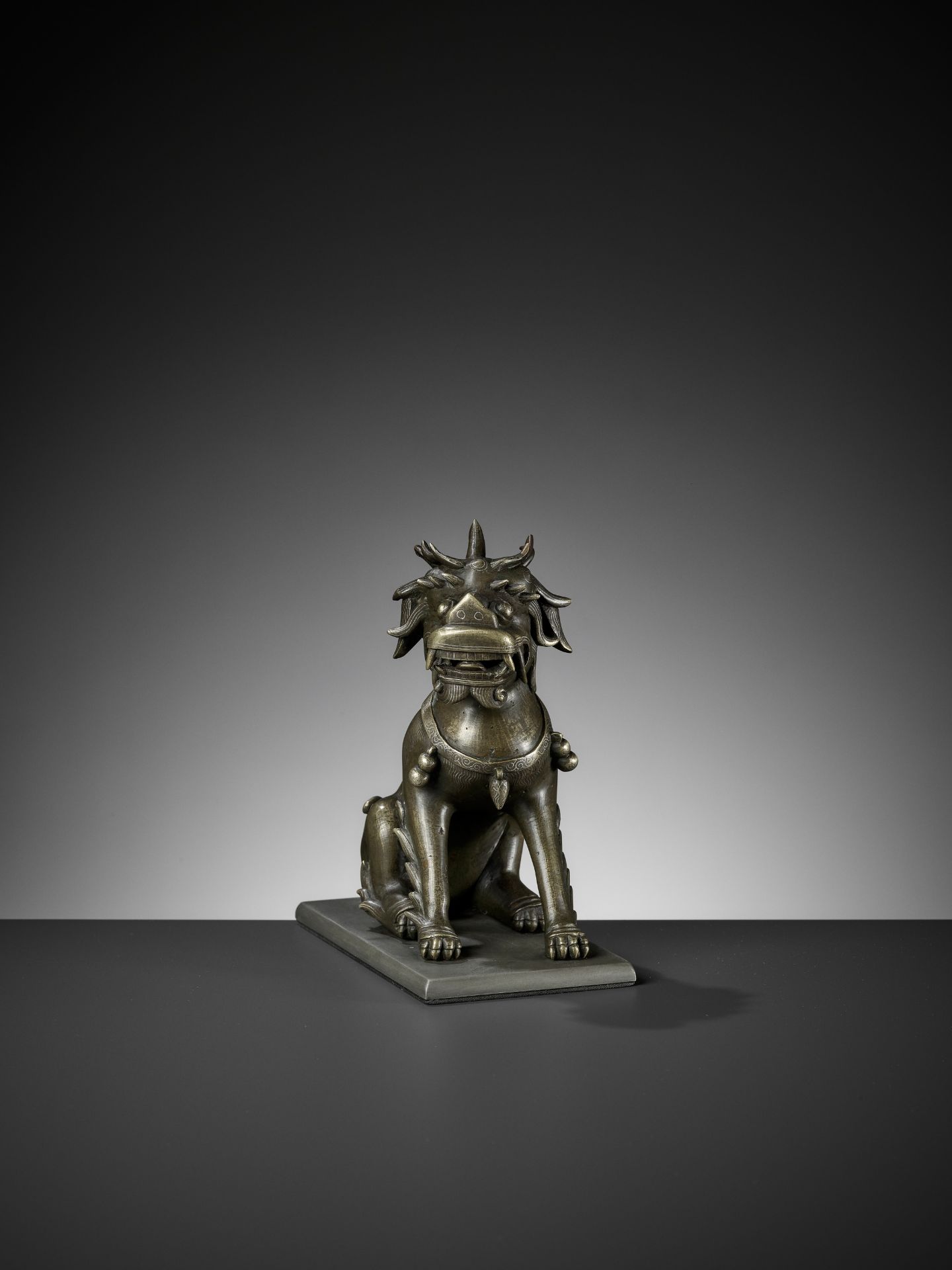 A SILVER WIRE-INLAID BRONZE FIGURE OF A QILIN, ATTRIBUTED TO SHISOU, QING DYNASTY - Image 3 of 12