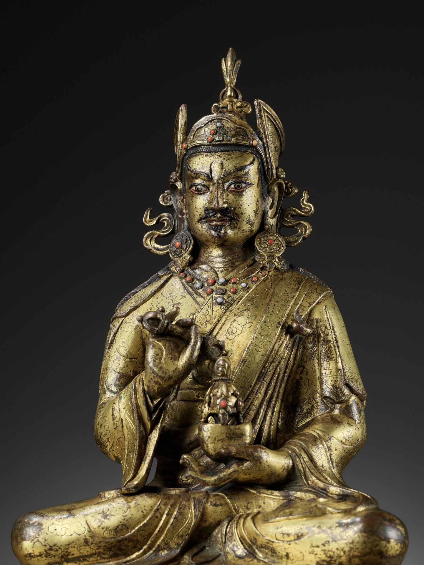 A LARGE GILT-BRONZE FIGURE OF PADMASAMBHAVA, LATE QING TO REPUBLIC - Bild 8 aus 17