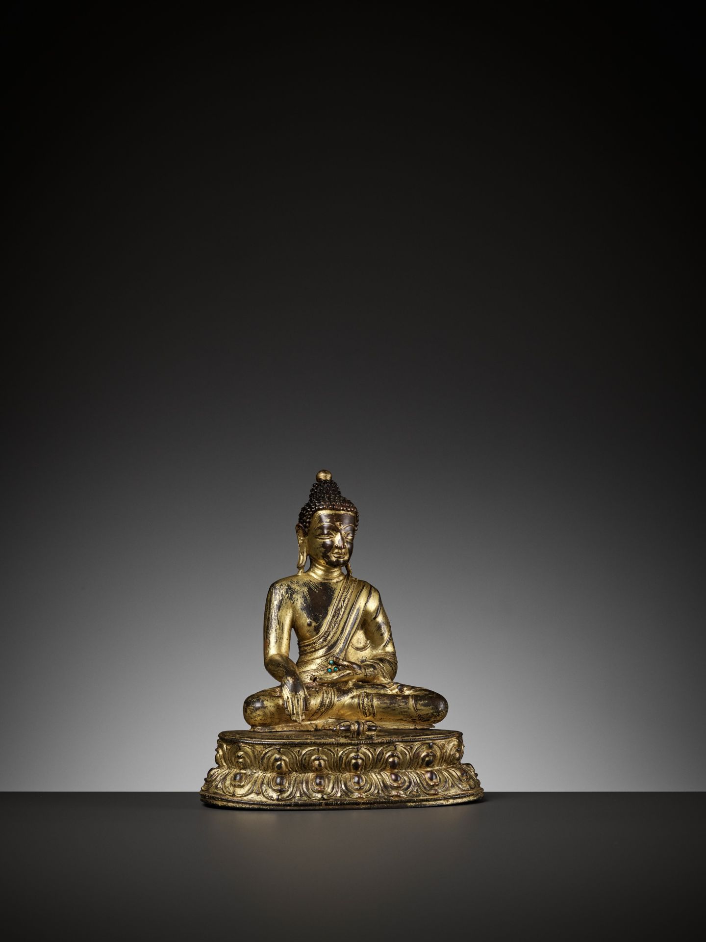 A GILT BRONZE FIGURE OF BUDDHA SHAKYAMUNI, 15TH CENTURY - Bild 9 aus 11