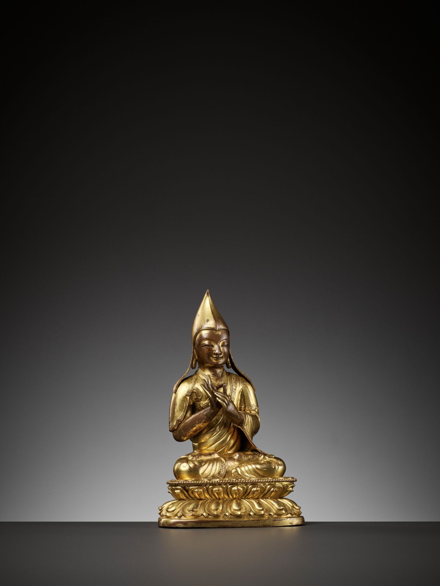 A GILT-COPPER REPOUSSE FIGURE OF A LAMA, 18TH CENTURY - Bild 9 aus 10